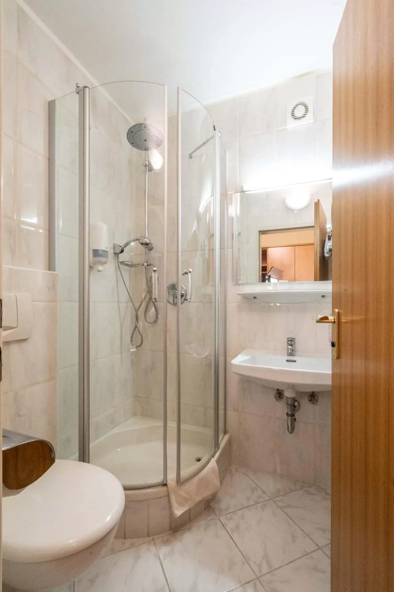 Shower, Bathroom in Hotel Garni Brunnthaler