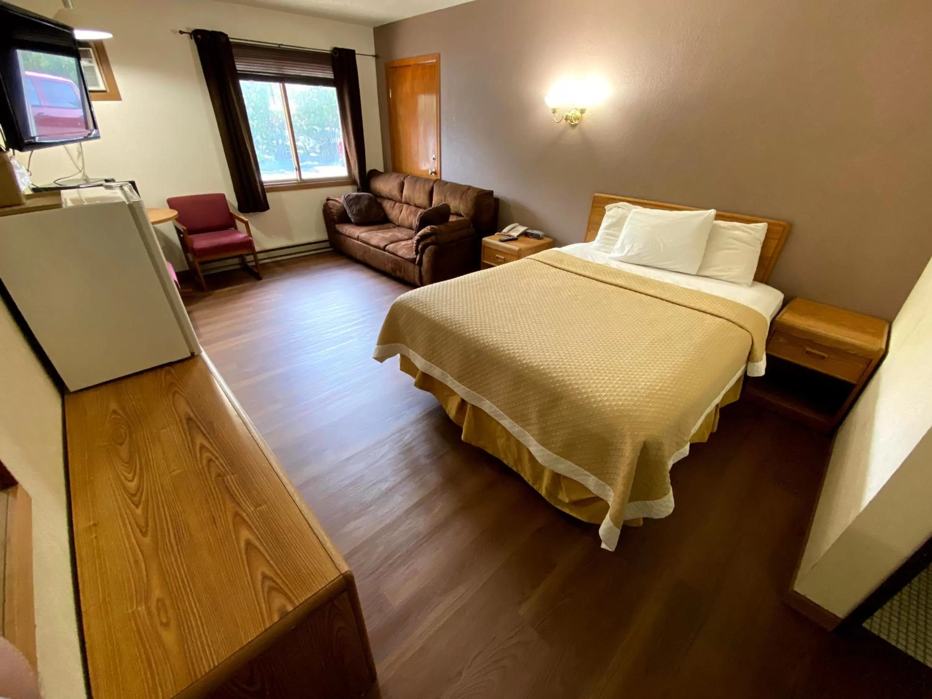 Photo of the whole room, Bed in Woodland Inn & Suites