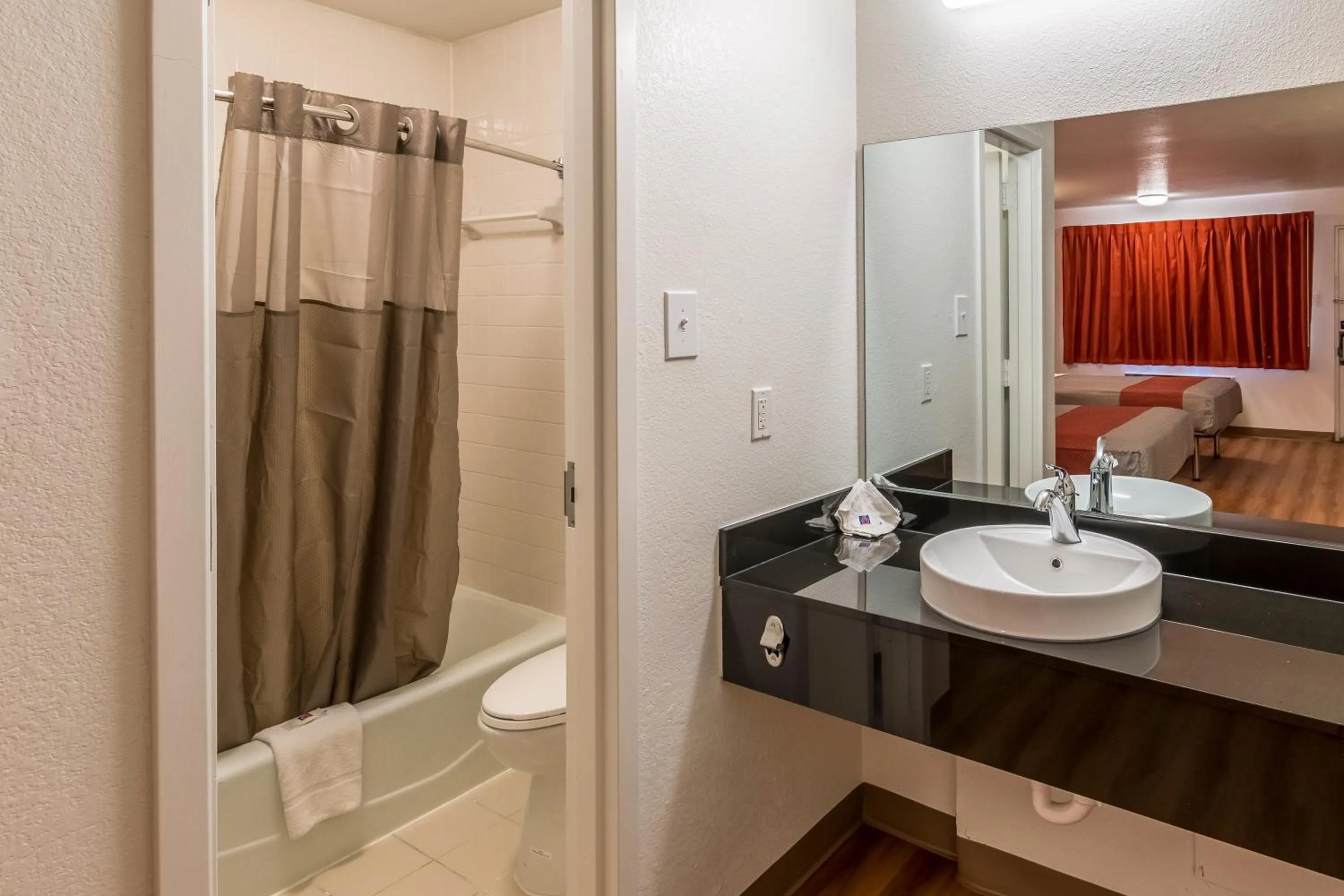 Bathroom, Bed in Motel 6-Arlington, TX - UTA