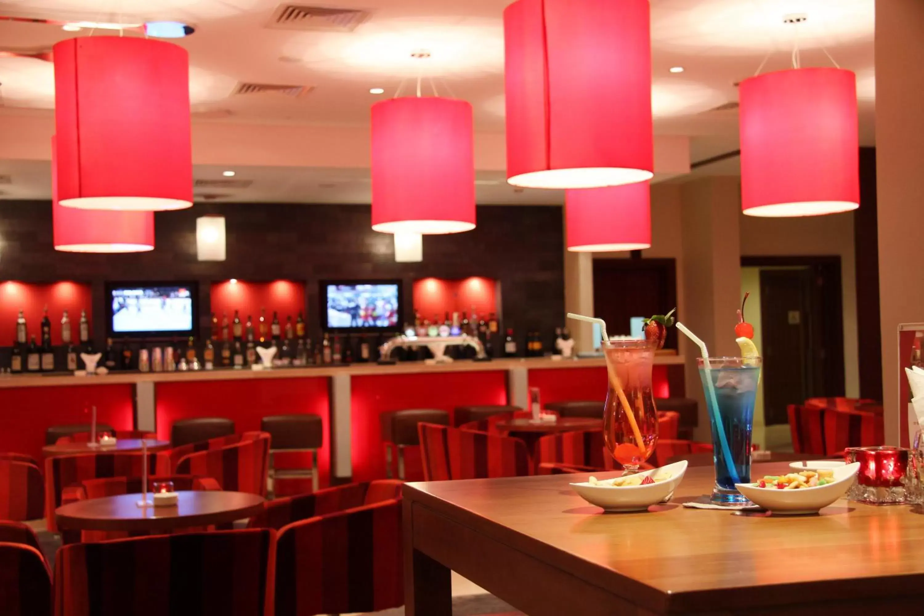 Lounge or bar in Crowne Plaza Sohar by IHG Lounge or bar in Crowne Plaza Sohar by IHG