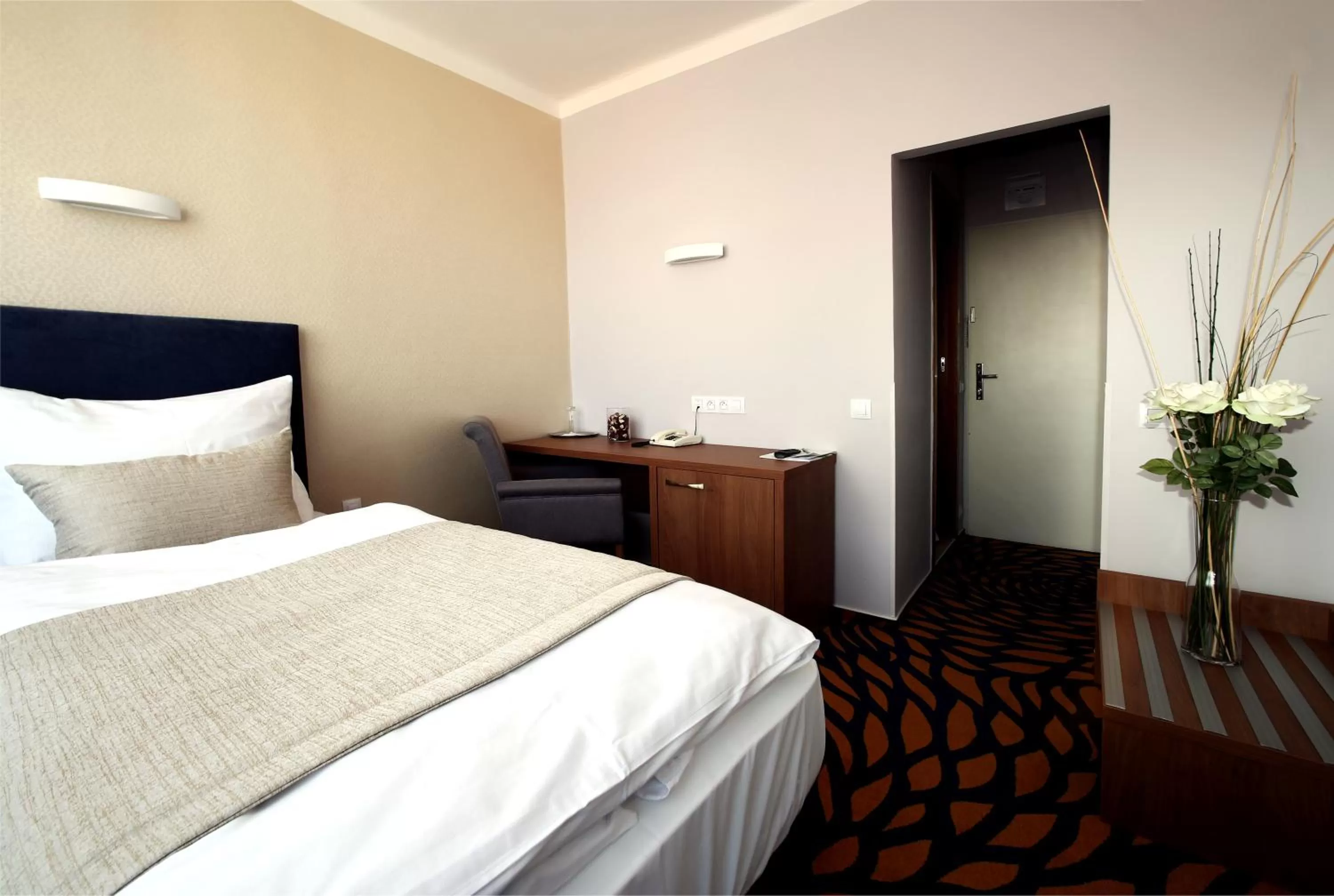 Seating area, Bed in Hotel Central