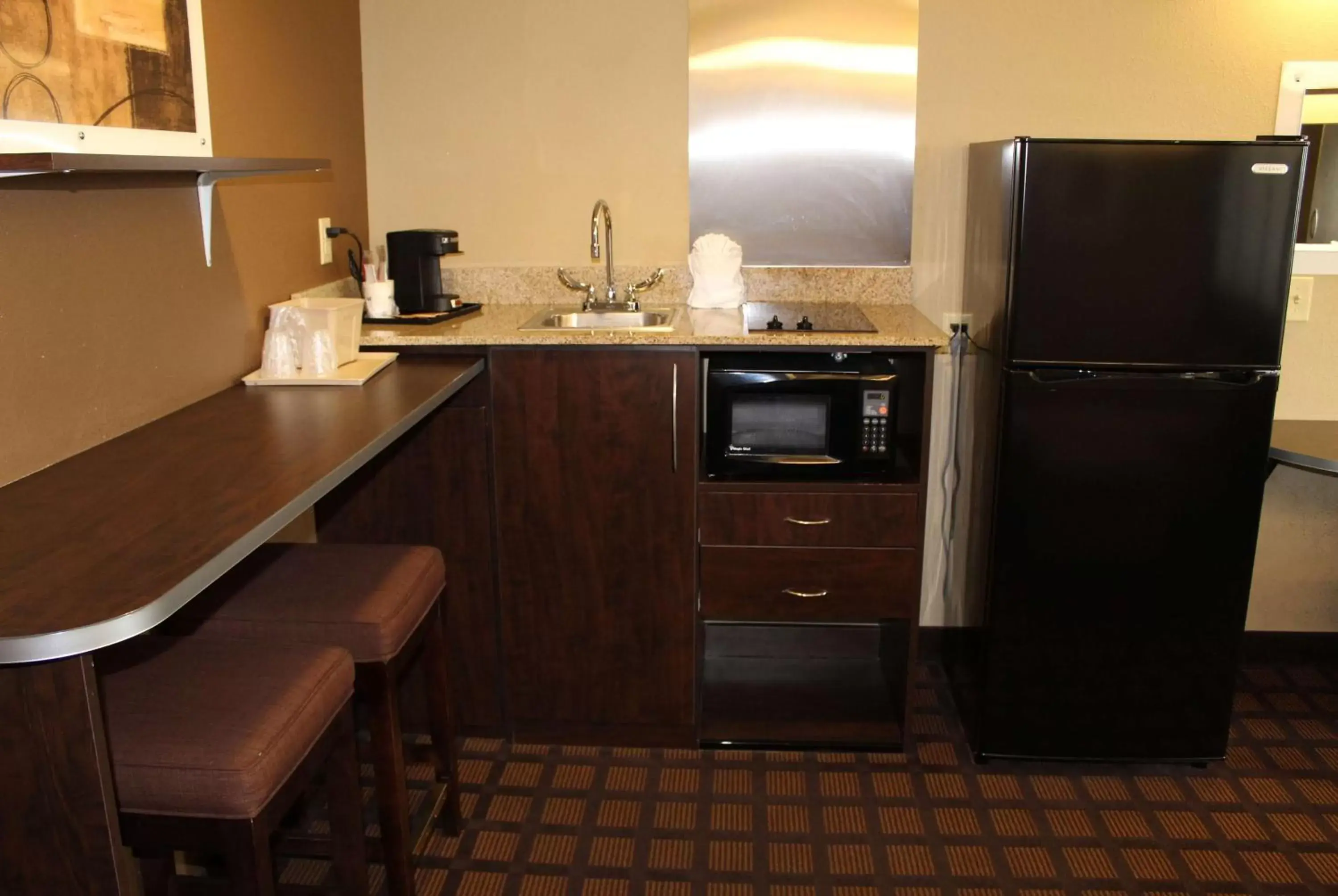 Photo of the whole room, Kitchen/Kitchenette in Microtel Inn & Suites by Wyndham Harrisonburg