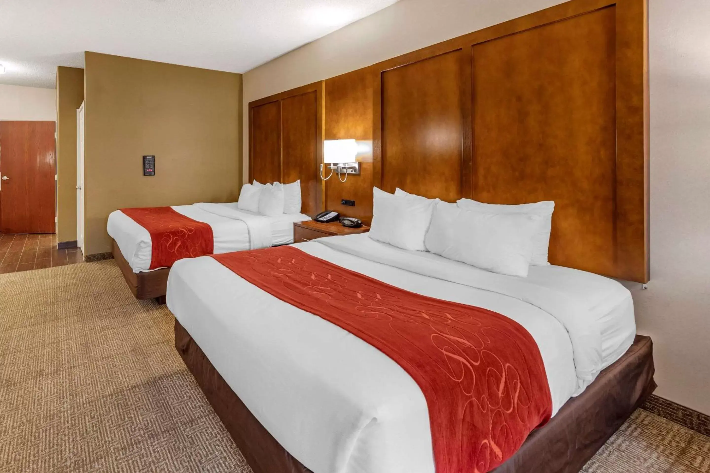 Photo of the whole room, Bed in Comfort Suites Near Six Flags Magic Mountain