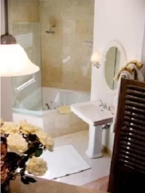 Bathroom in Harvey House Bed & Breakfast