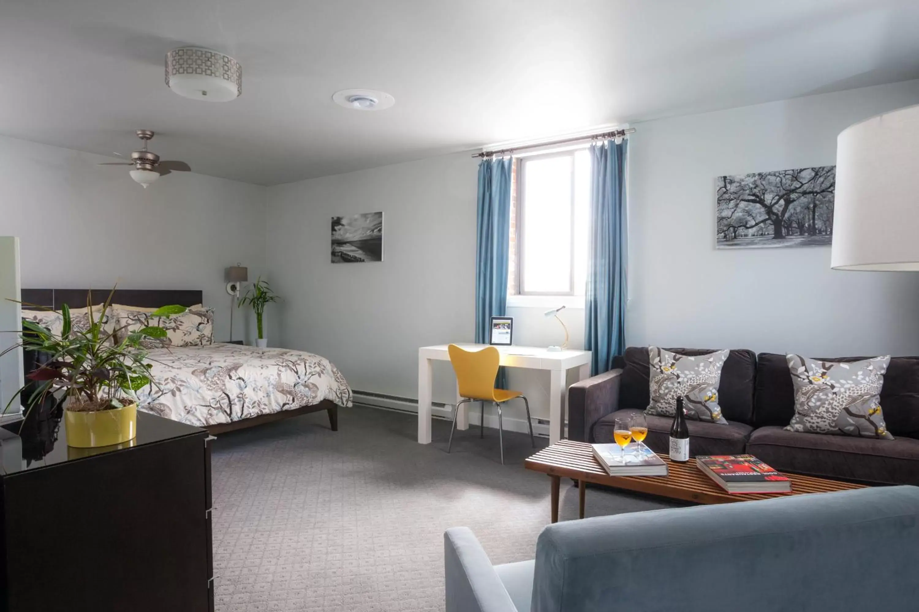 Bed, Seating Area in Ale House Inn