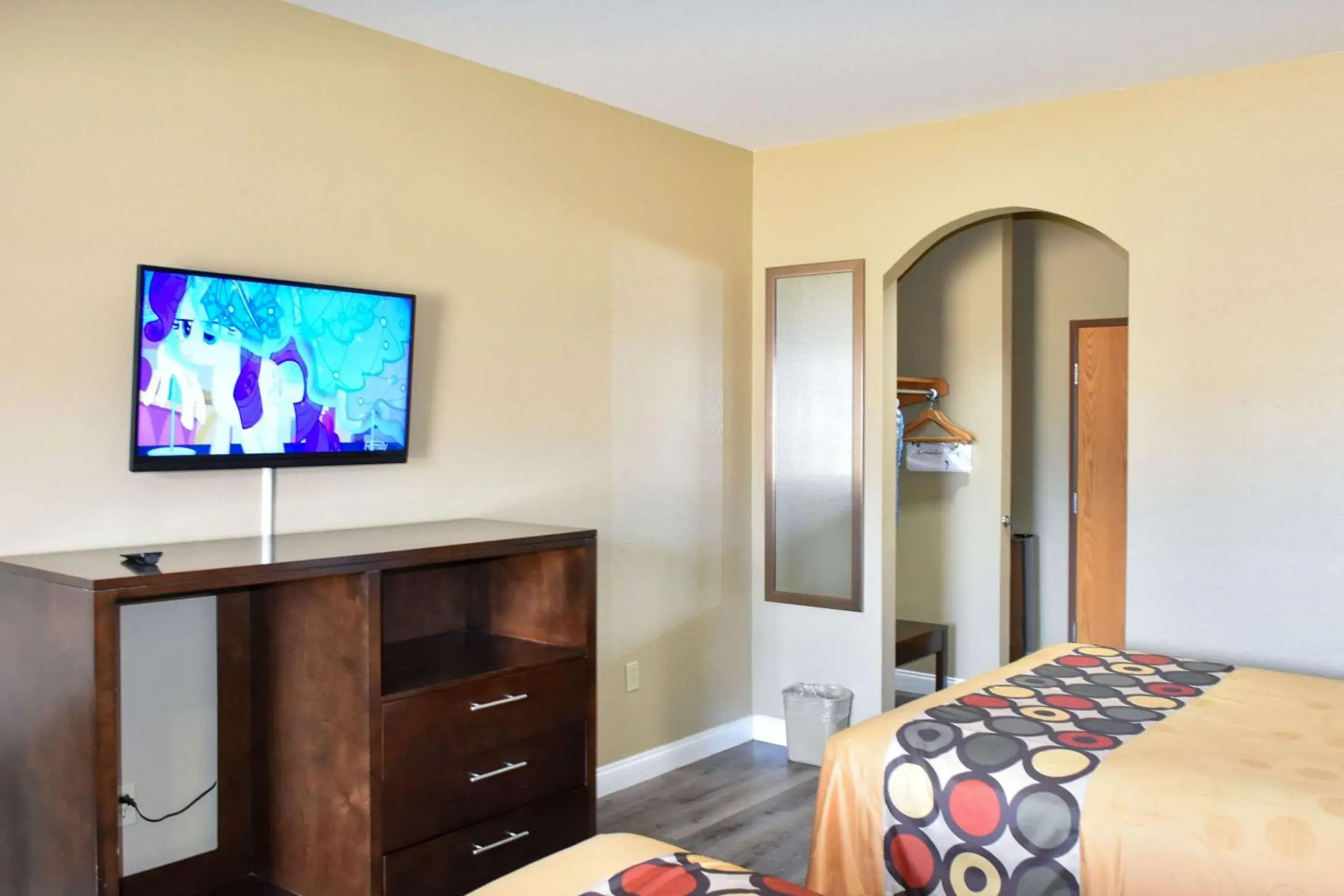 Bedroom, TV/Entertainment Center in Super 8 by Wyndham Beaumont South I-10 & Walden Rd