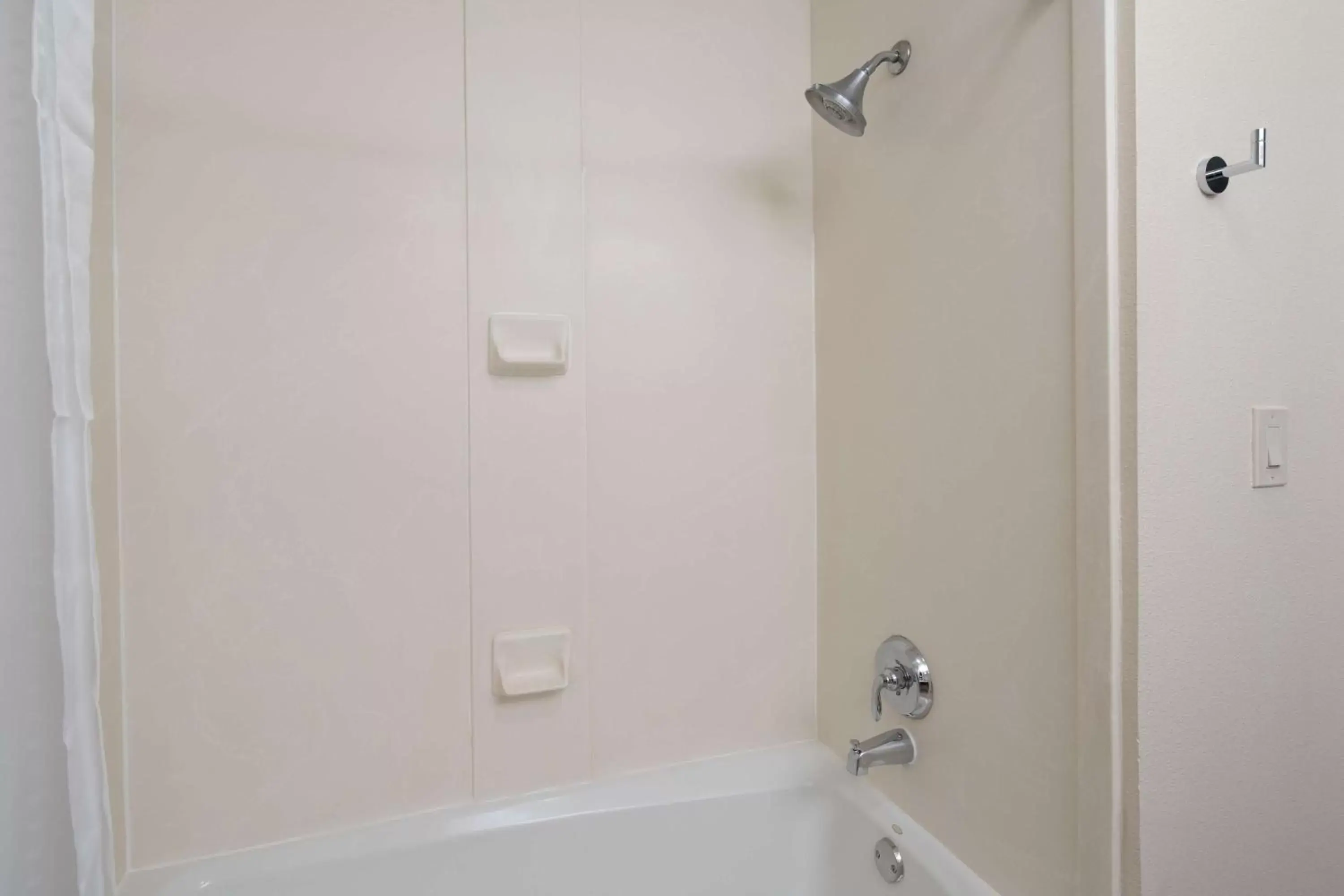 Bathroom in Best Western Valencia/Six Flags Inn & Suites