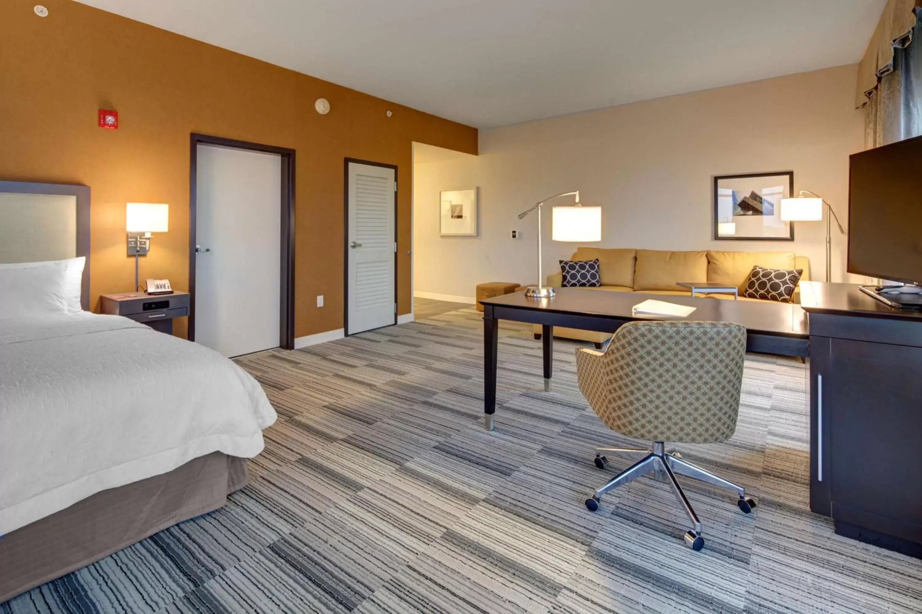Bed in Hampton Inn & Suites - Roanoke-Downtown, VA