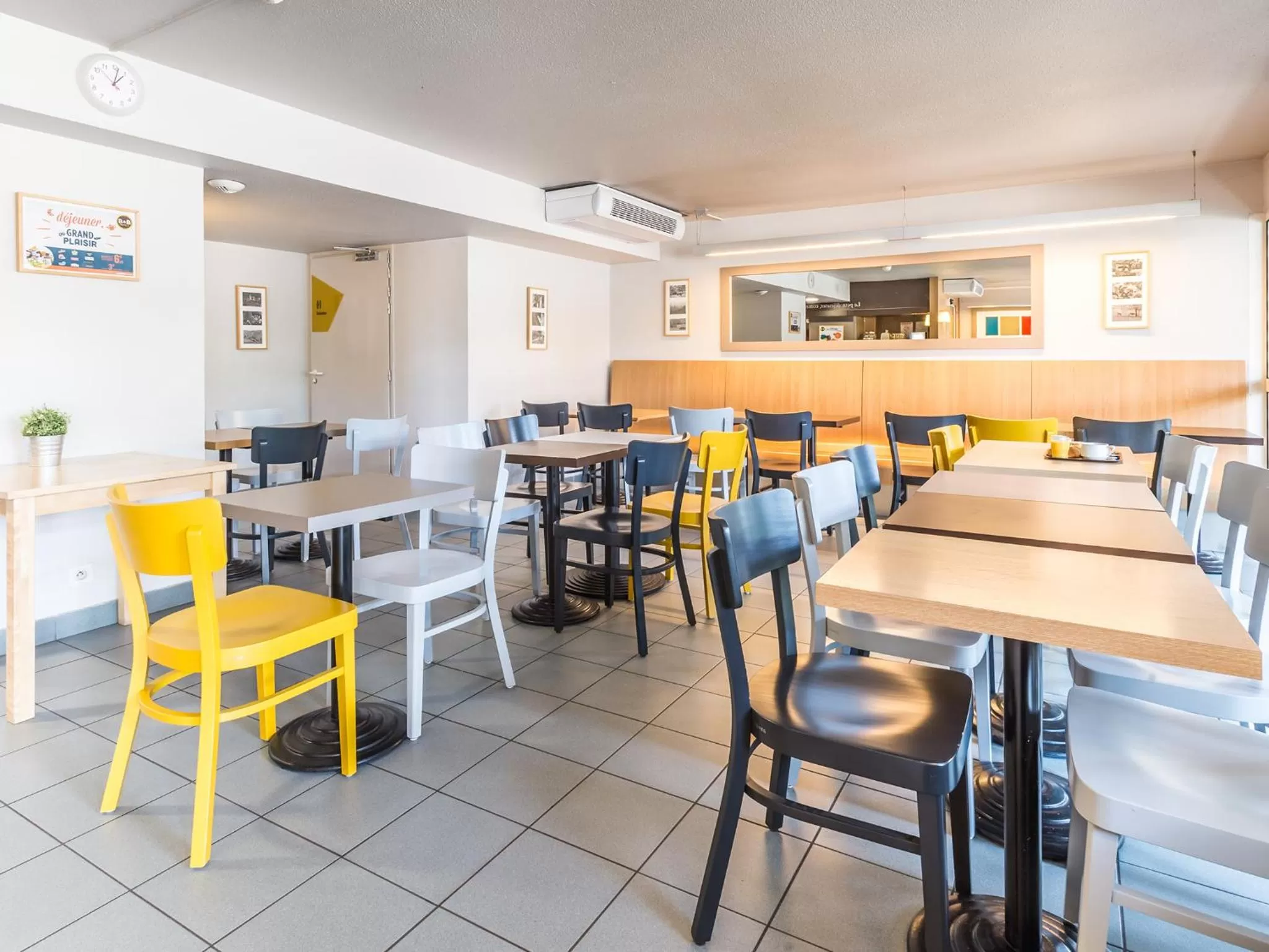 Restaurant/places to eat in B&B HOTEL Strasbourg Sud Geispolsheim