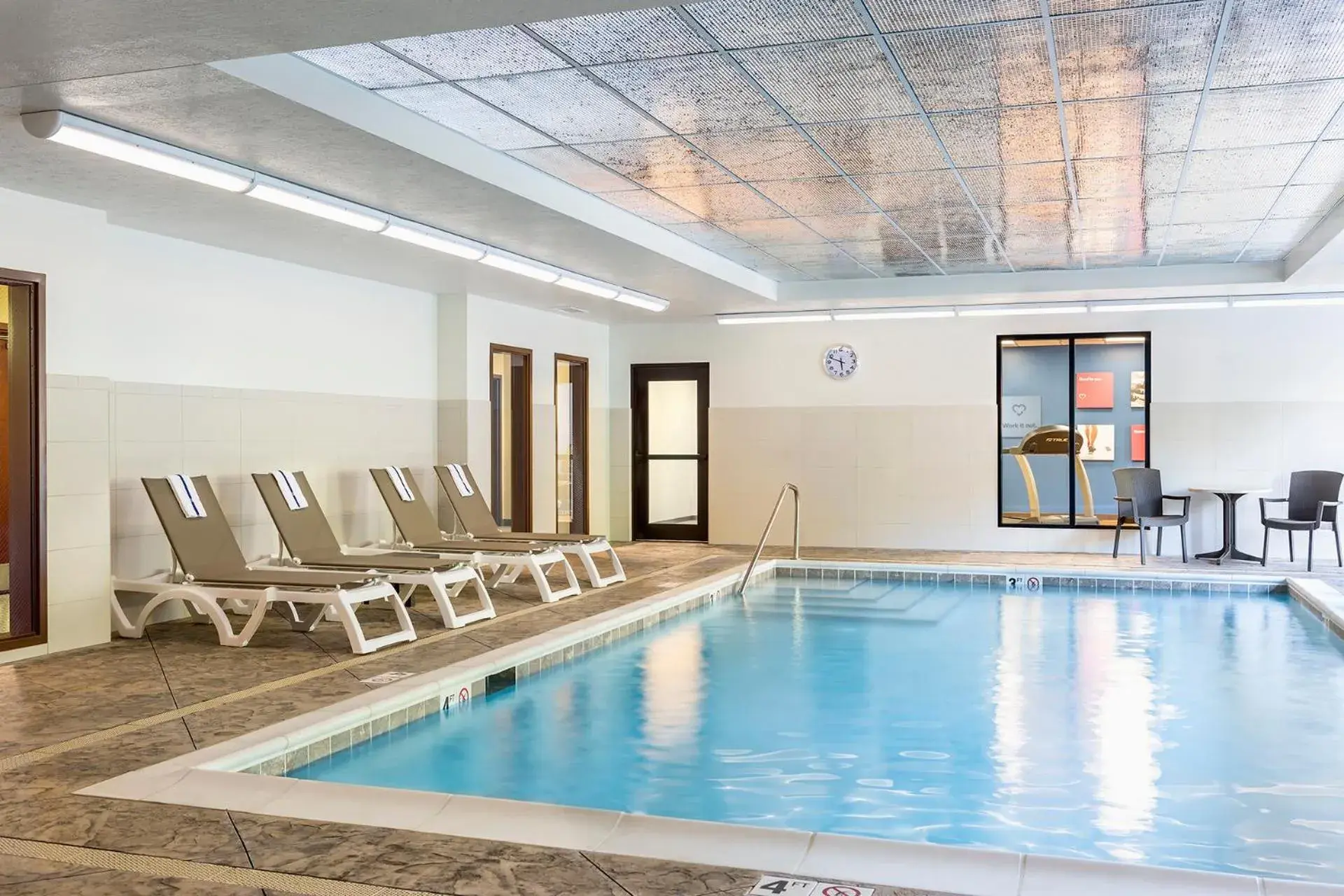 Swimming pool in Comfort Suites Hartville-North Canton Swimming pool in Comfort Suites Hartville-North Canton