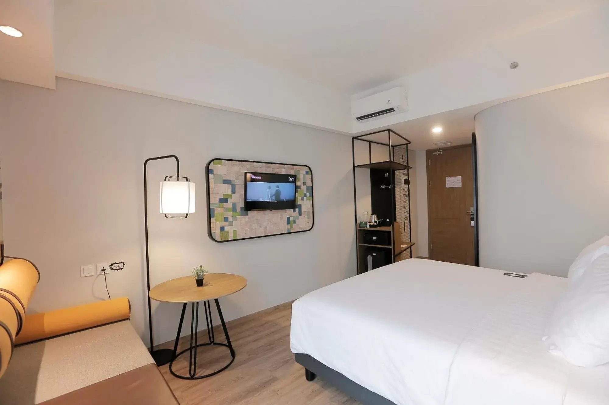 Bedroom, Bed in Luminor Hotel Purwokerto By WH