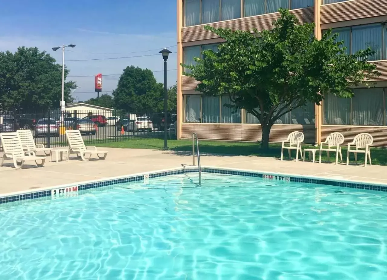 Swimming Pool in Wyndham Garden Philadelphia Airport