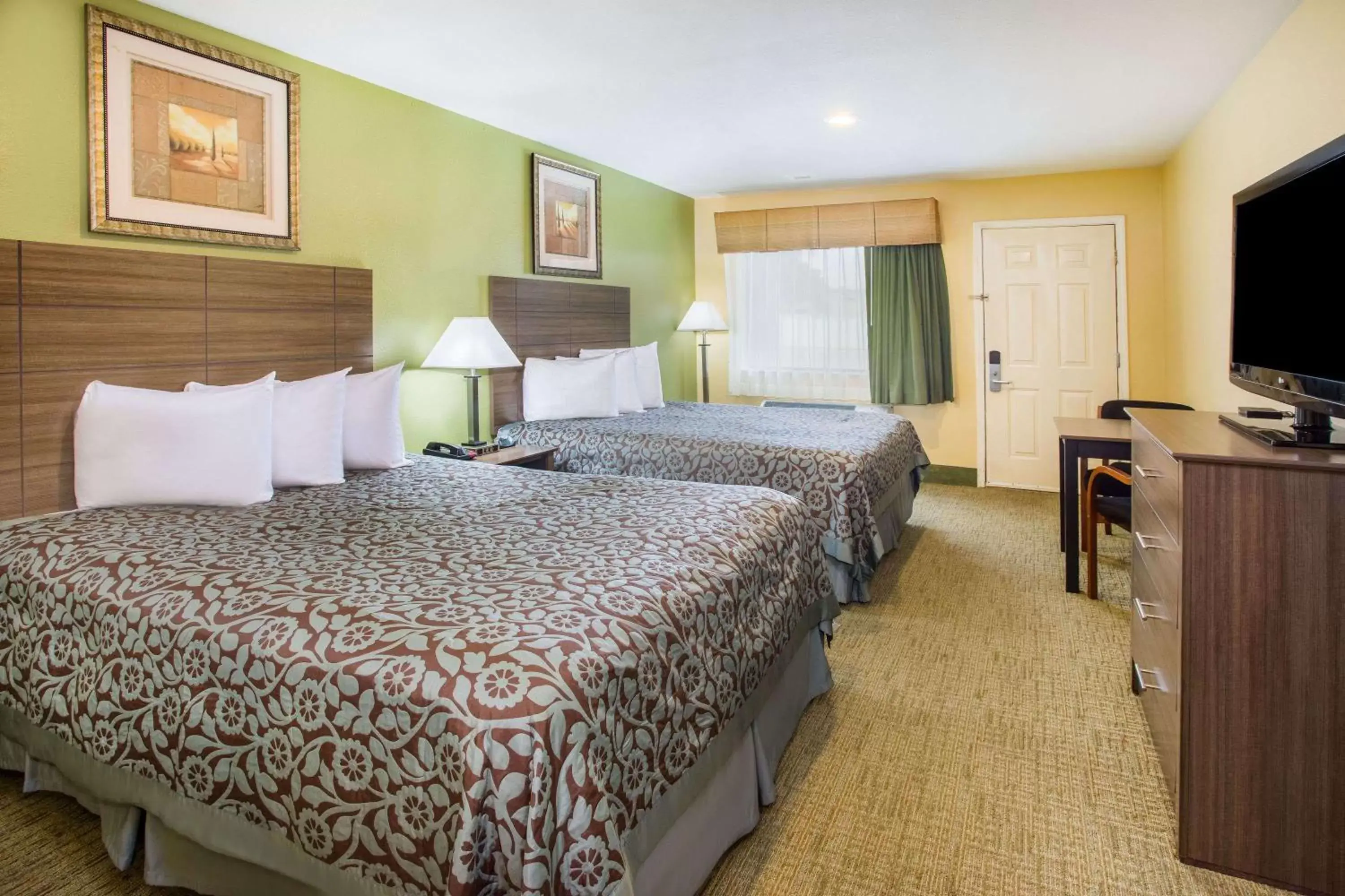 Photo of the whole room, Bed in Days Inn by Wyndham Abbeville