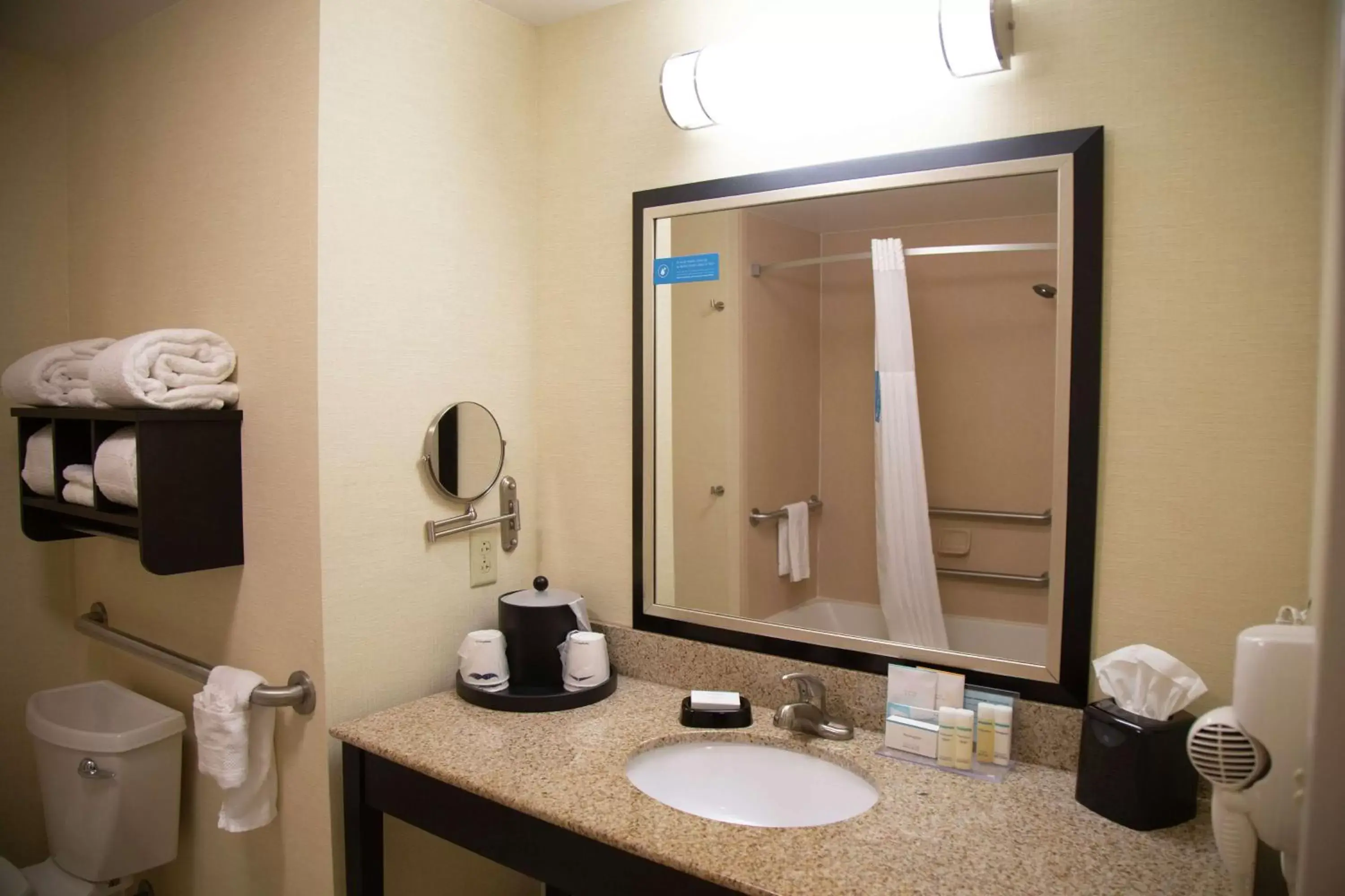 Bathroom in Hampton Inn & Suites Sharon Bathroom in Hampton Inn & Suites Sharon