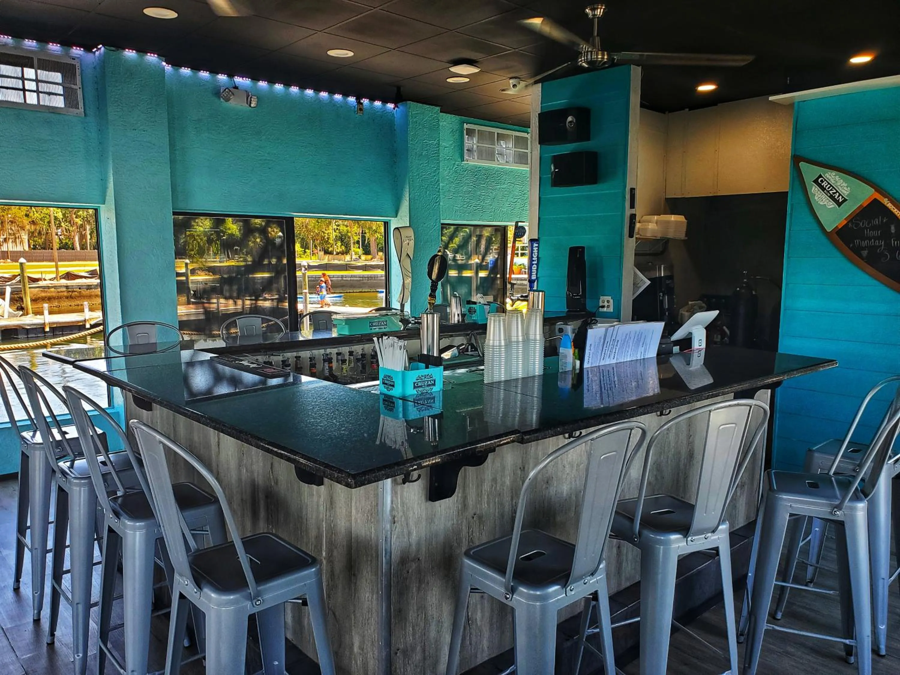 Lounge or bar in The Port Hotel and Marina