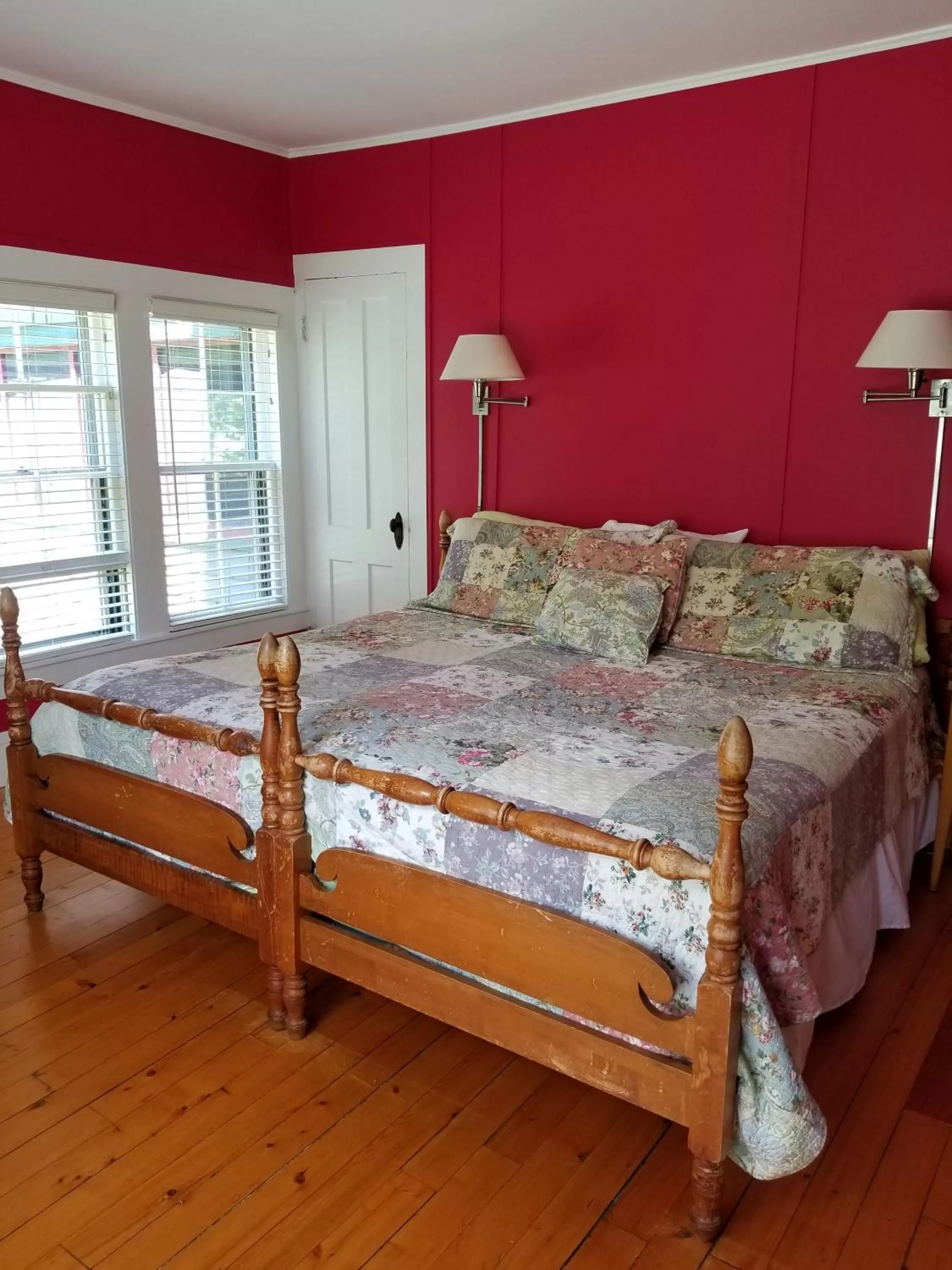 Bed in Trails End Inn