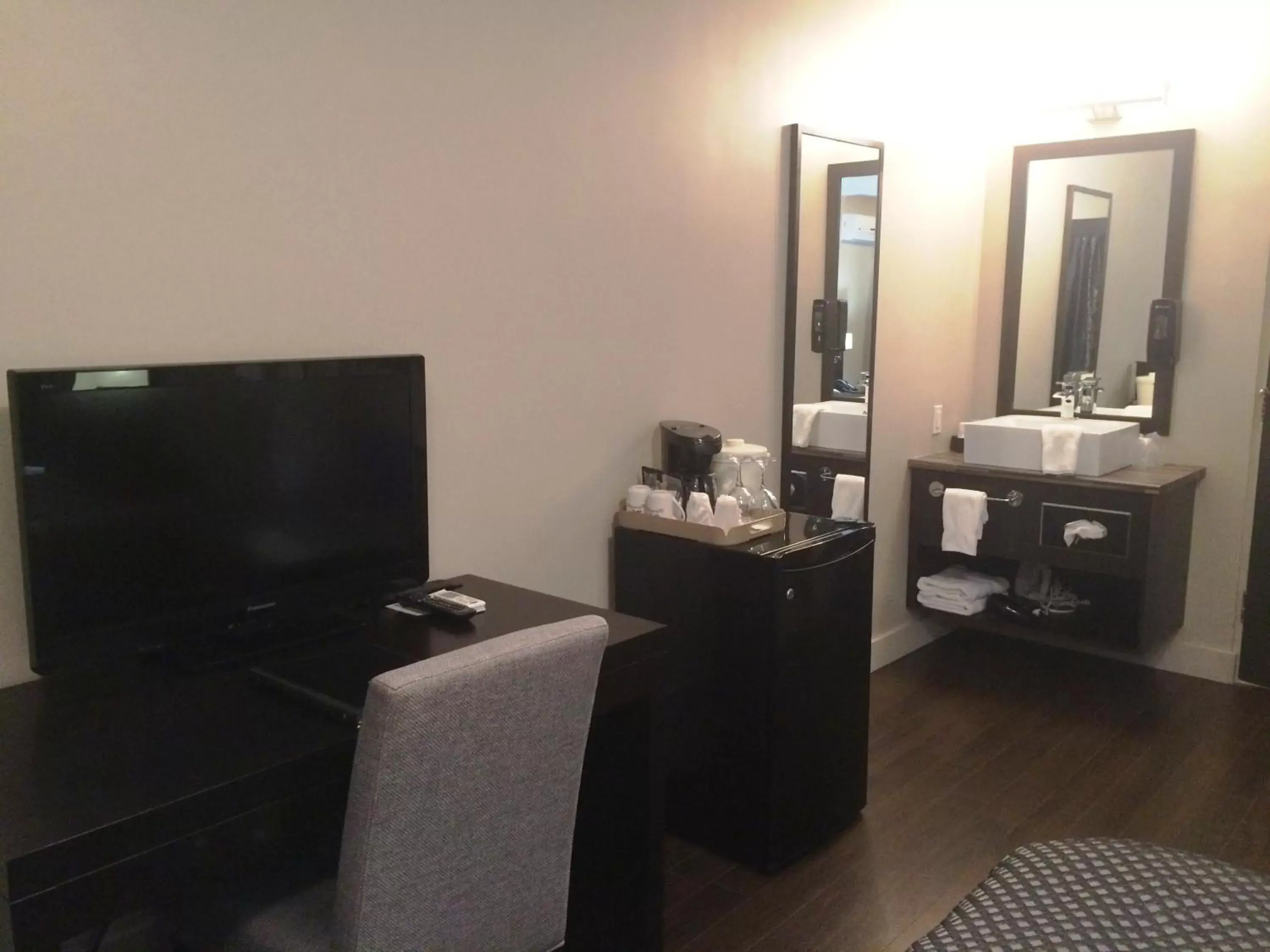Bathroom, TV/Entertainment Center in Hotel De La Borealie
