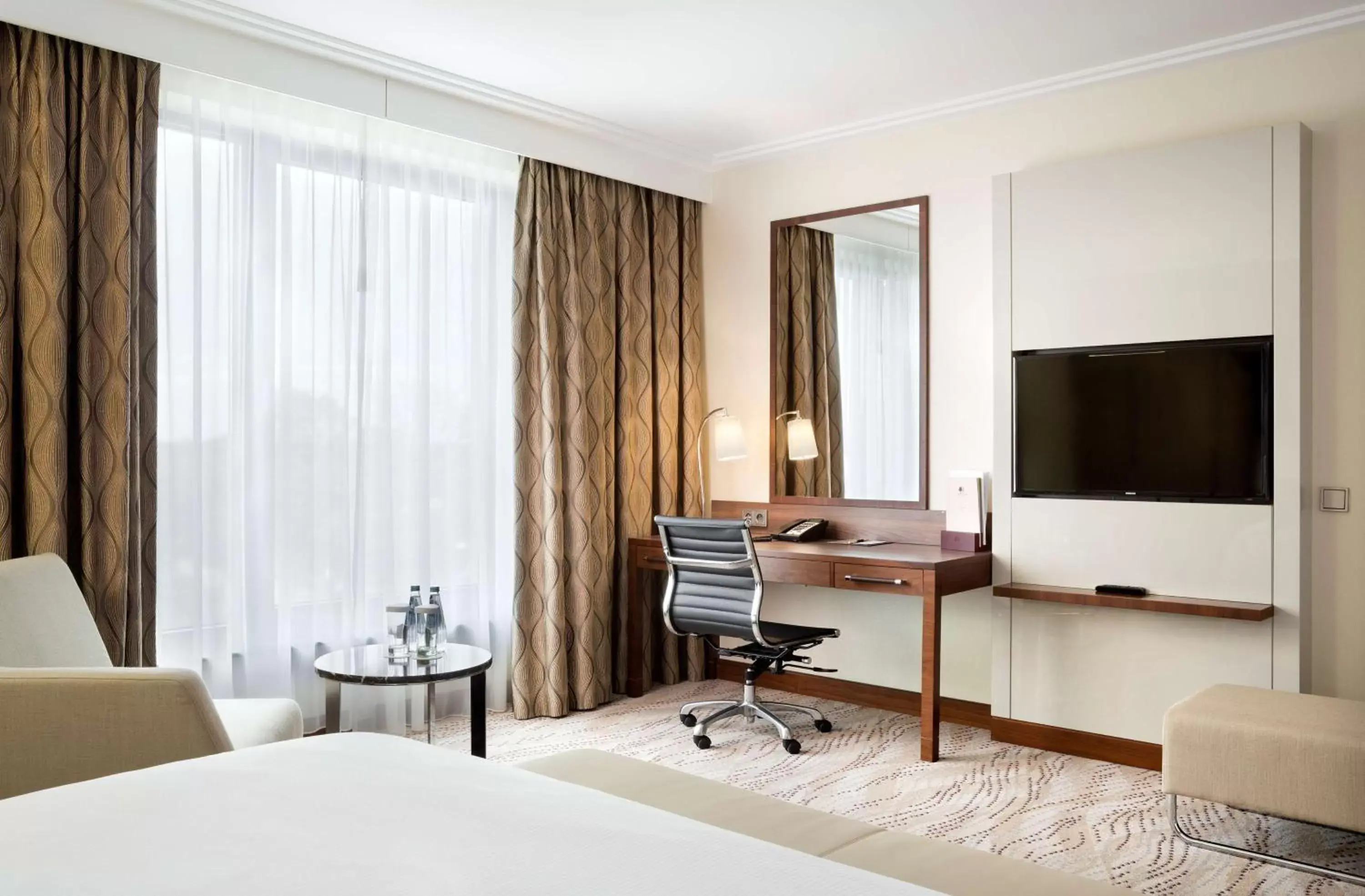Bed, TV/Entertainment Center in DoubleTree by Hilton Hotel & Conference Centre Warsaw