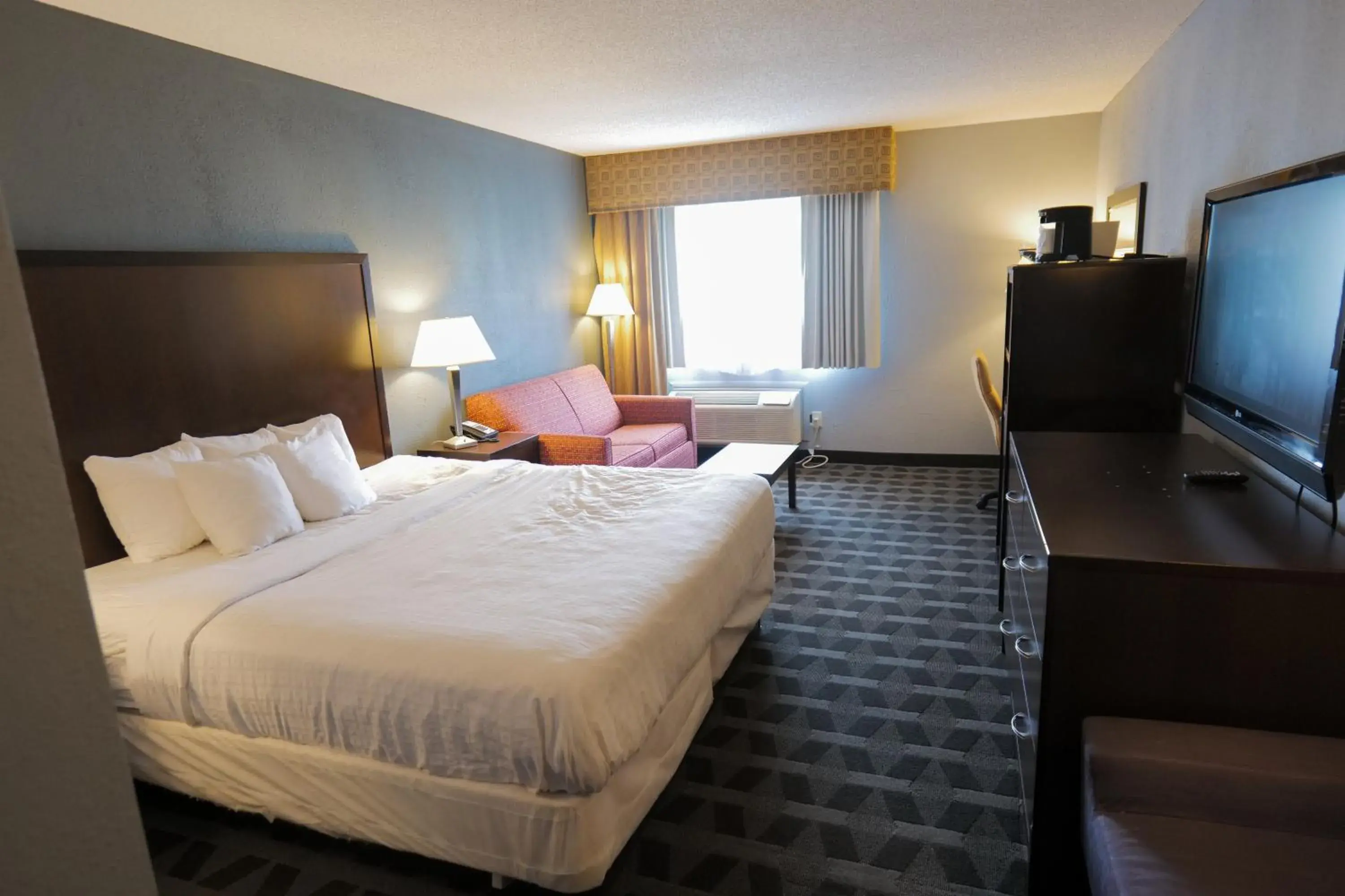 Photo of the whole room, Bed in Baymont by Wyndham Flint Airport North