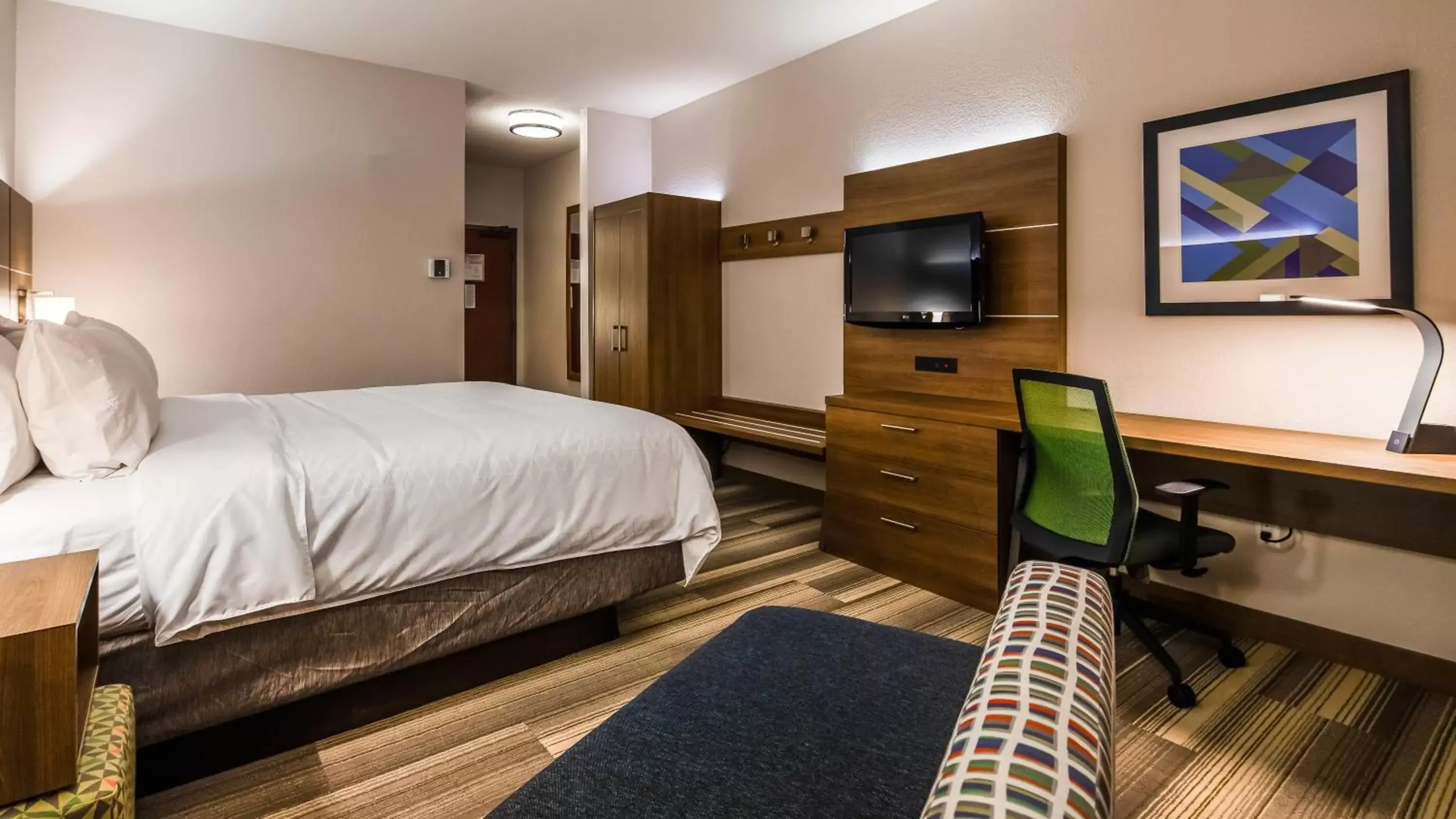 Standard King Room in Holiday Inn Express & Suites Detroit - Farmington Hills by IHG Standard King Room in Holiday Inn Express & Suites Detroit - Farmington Hills by IHG
