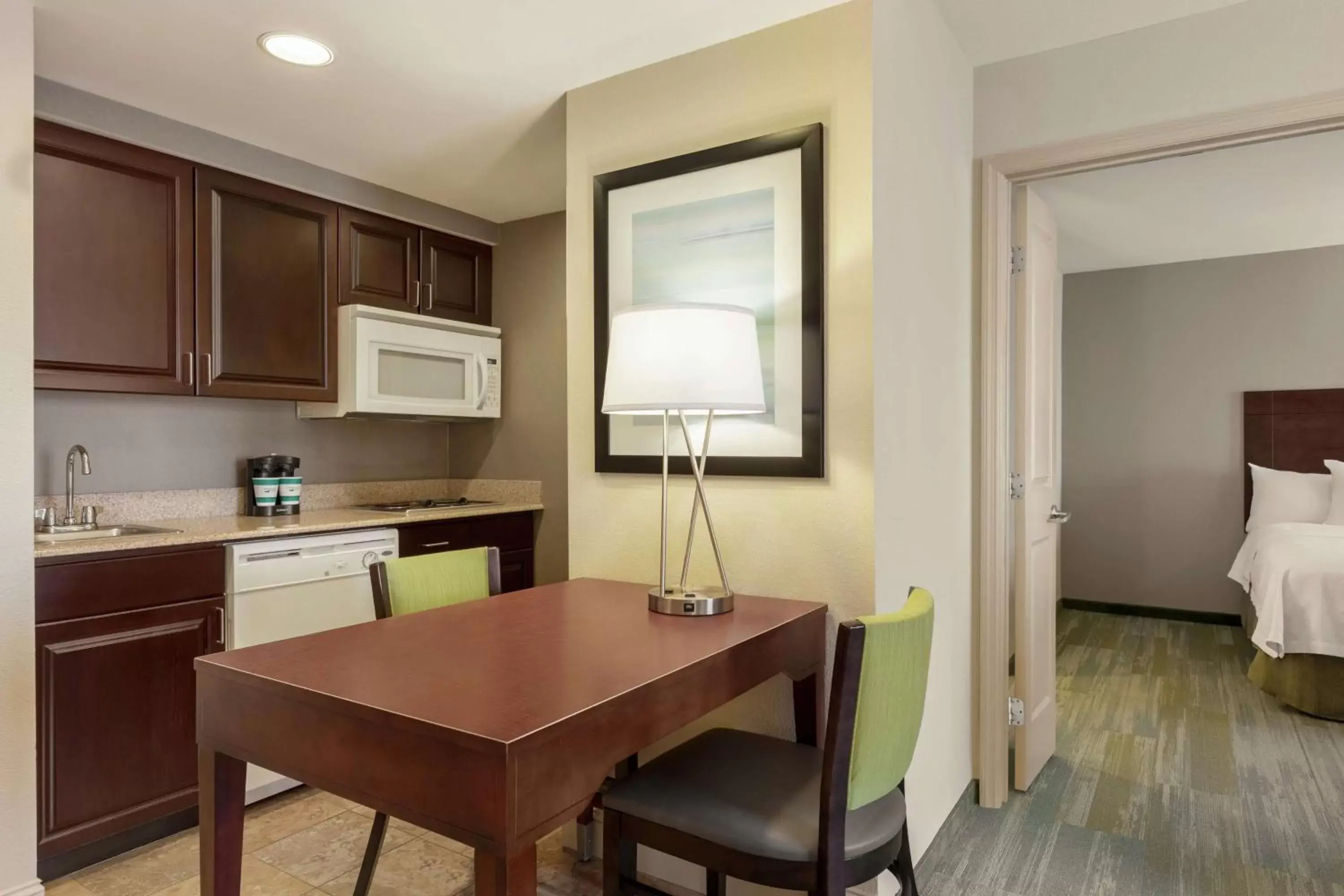 Bedroom, Kitchen/Kitchenette in Homewood Suites by Hilton Macon-North