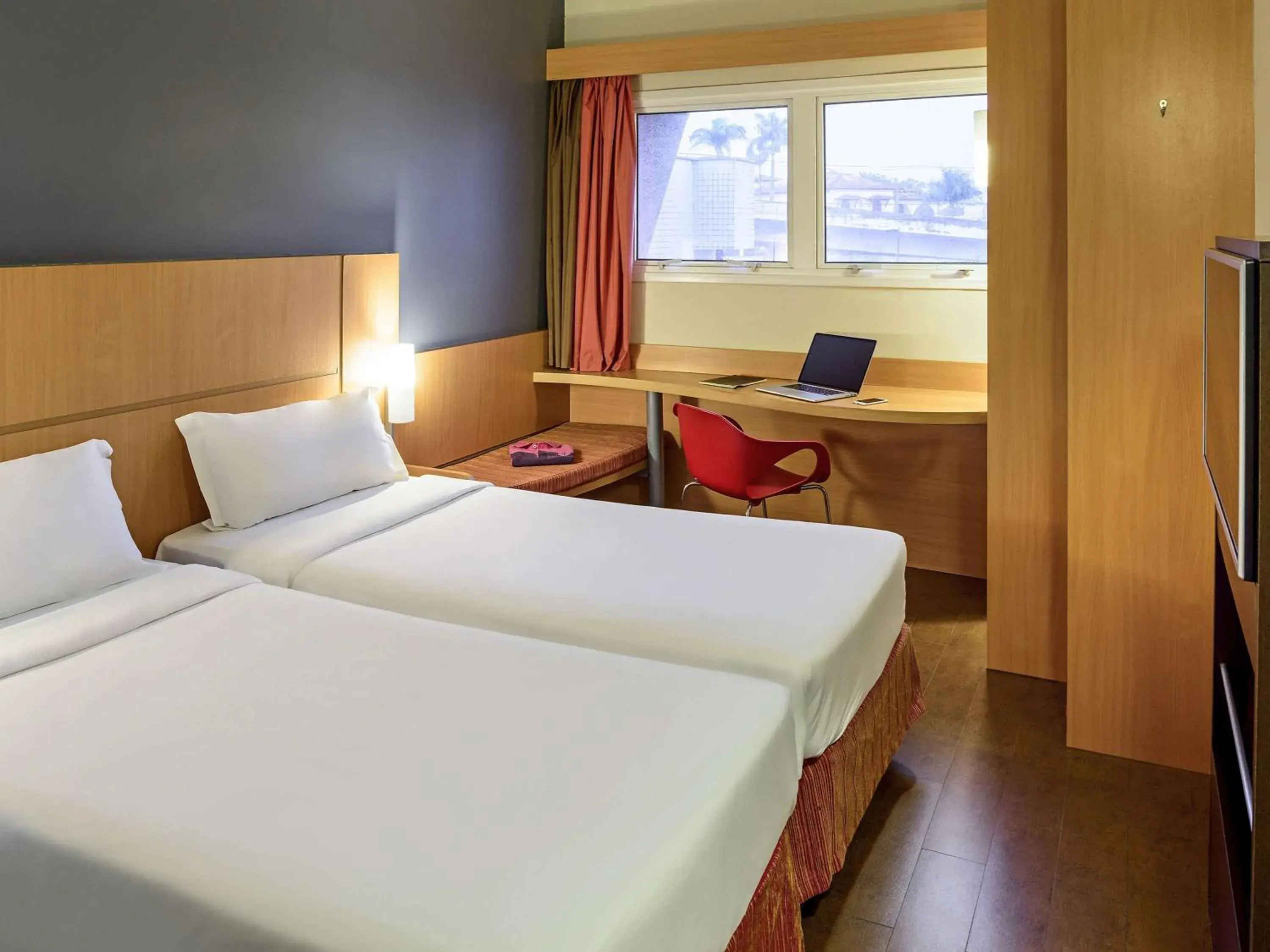 Photo of the whole room, Bed in ibis Belem Aeroporto