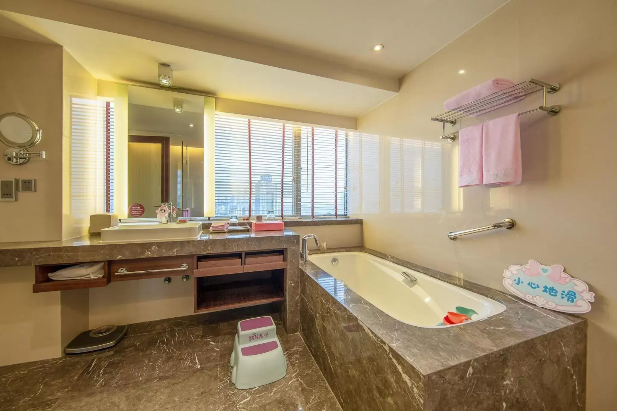Photo of the whole room, Bathroom in Crowne Plaza Guangzhou City Centre, an IHG Hotel