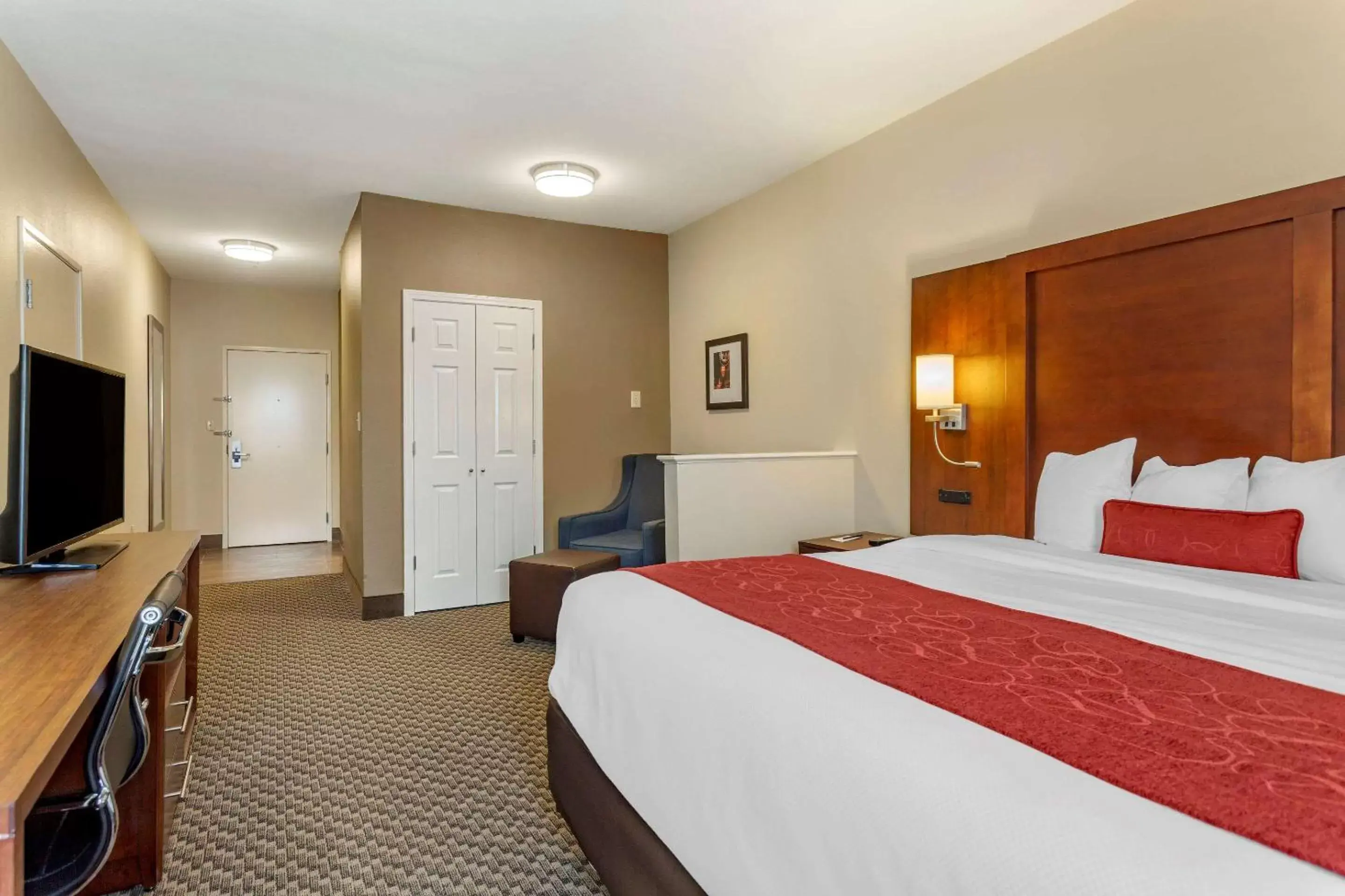 Photo of the whole room, Bed in Comfort Suites Cordova