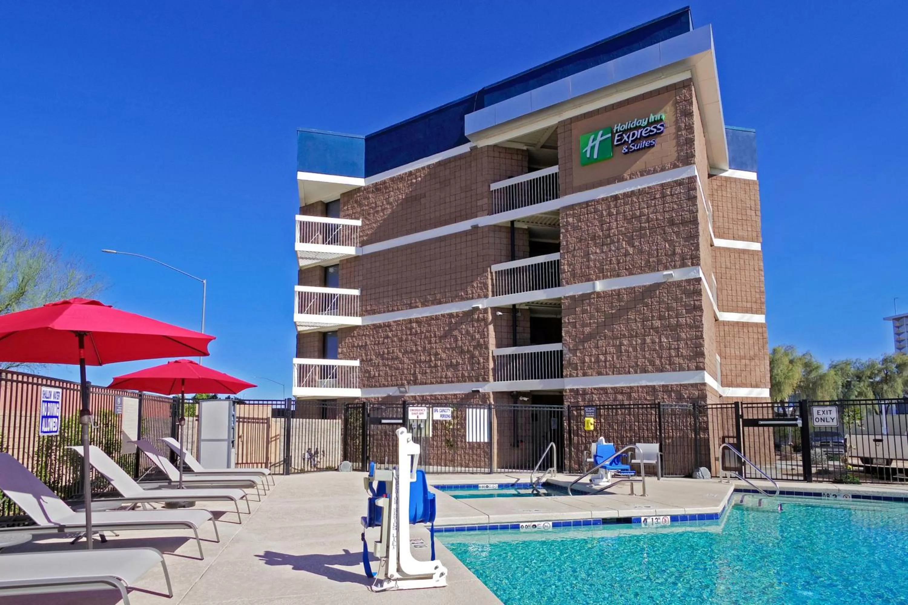 Swimming pool in Holiday Inn Express & Suites Phoenix - Tempe by IHG