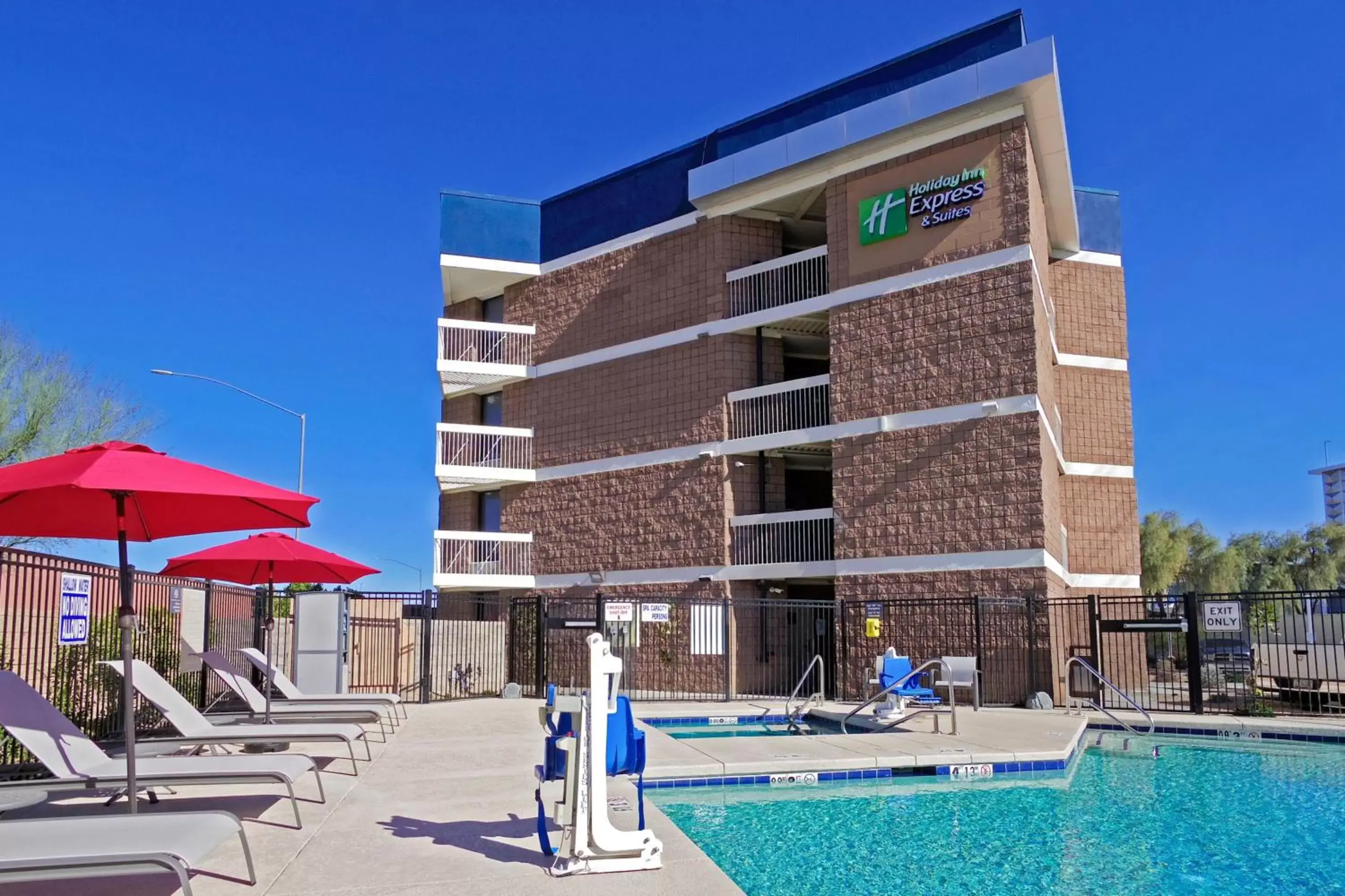 Swimming pool, Property Building in Holiday Inn Express & Suites Phoenix - Tempe, an IHG Hotel