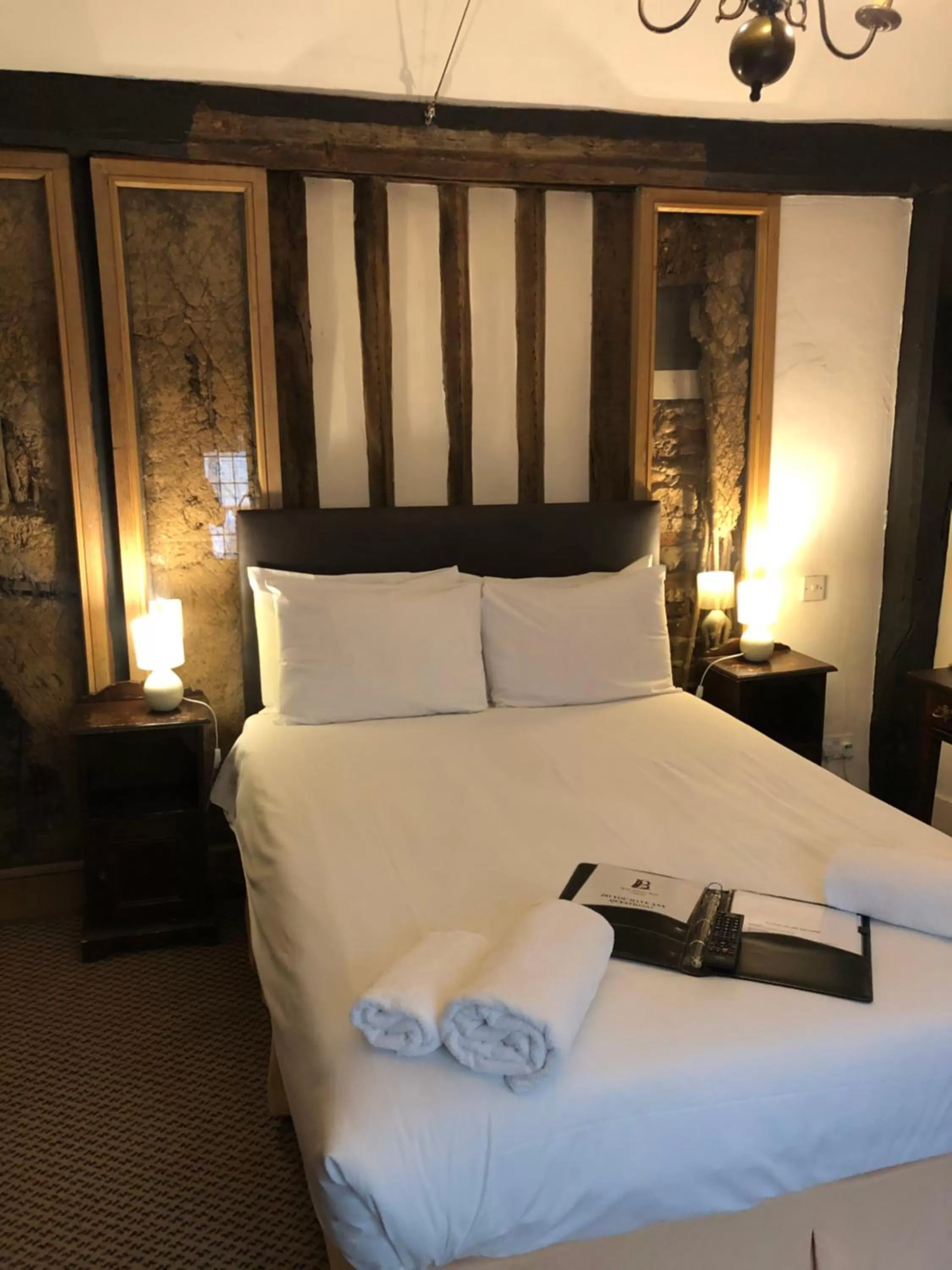 Bedroom, Bed in Brook Red Lion Hotel