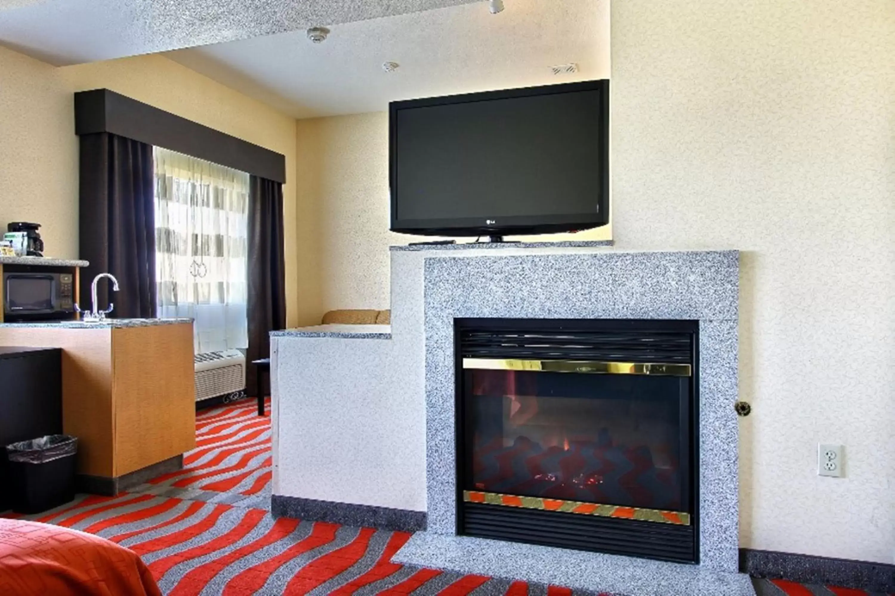 Bedroom, TV/Entertainment Center in Comfort Suites