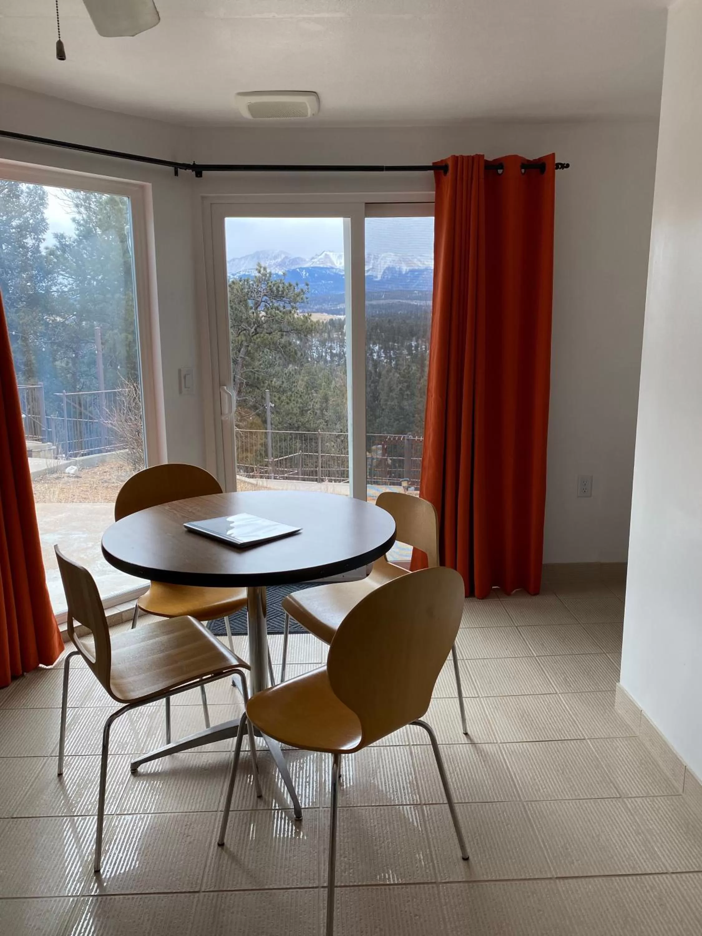 Dining area in Pikes Peak Paradise Bed and Breakfast