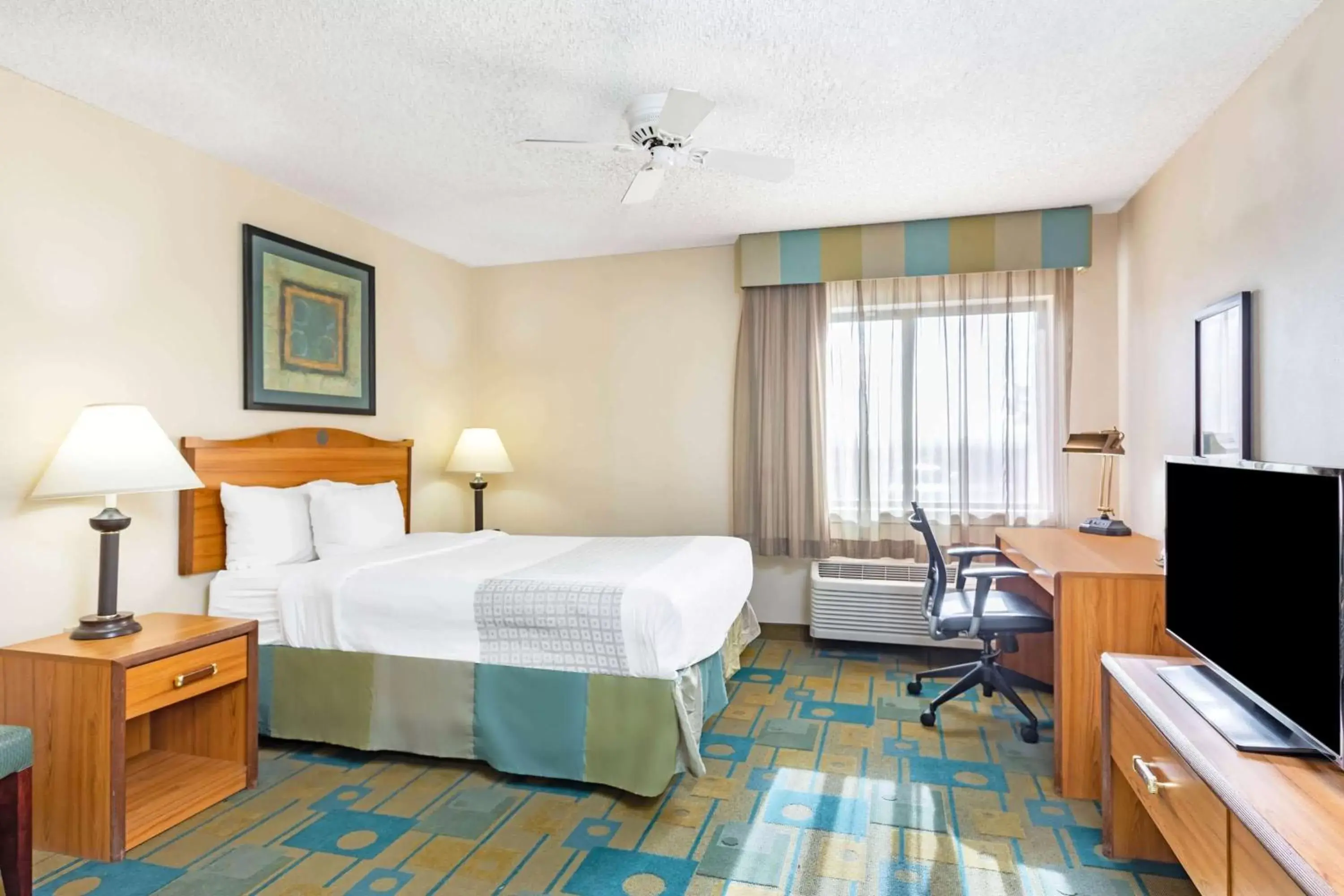 Photo of the whole room, Bed in La Quinta by Wyndham El Paso East