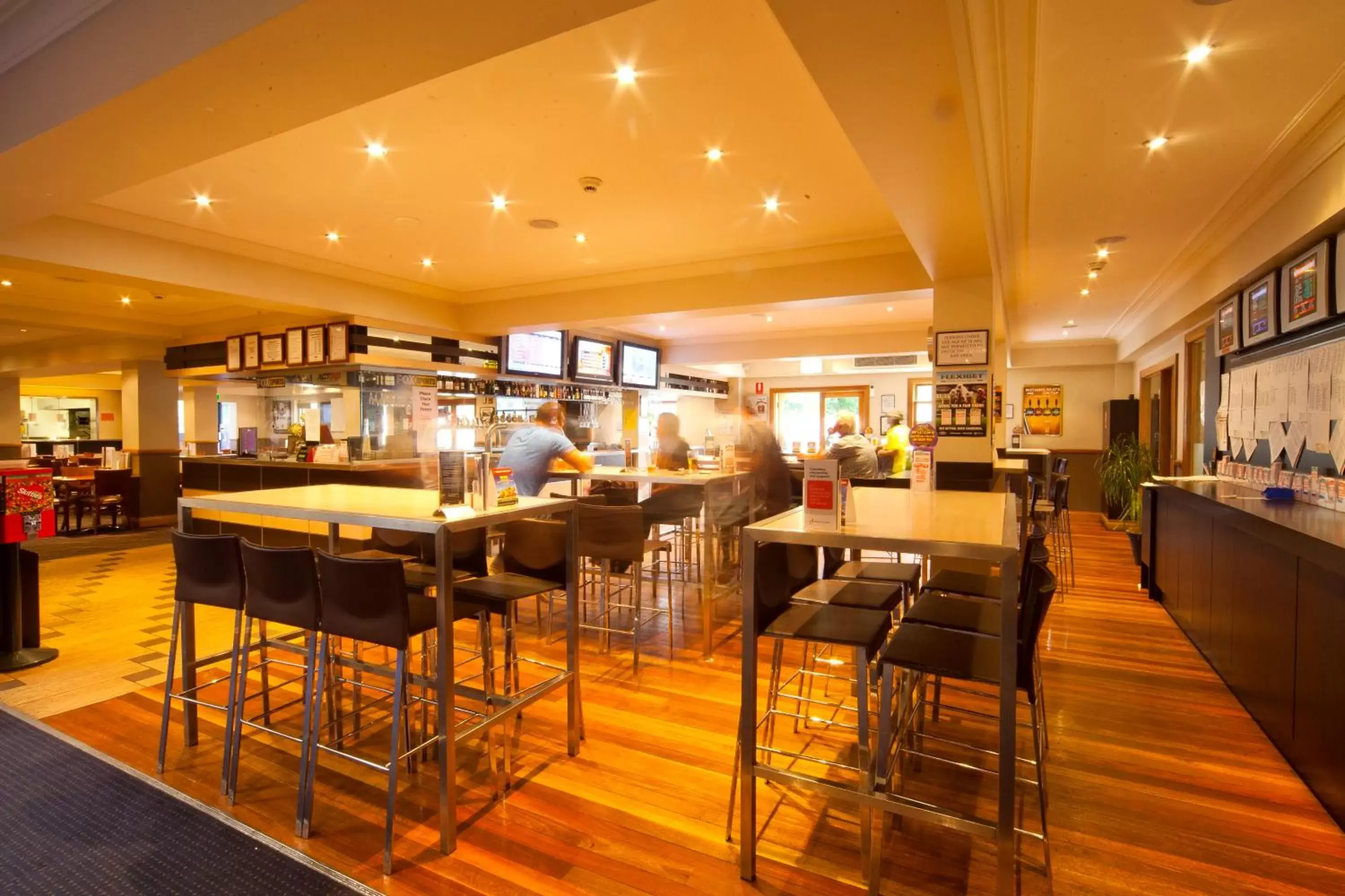 Lounge or bar, Restaurant/Places to Eat in Mercure Canberra