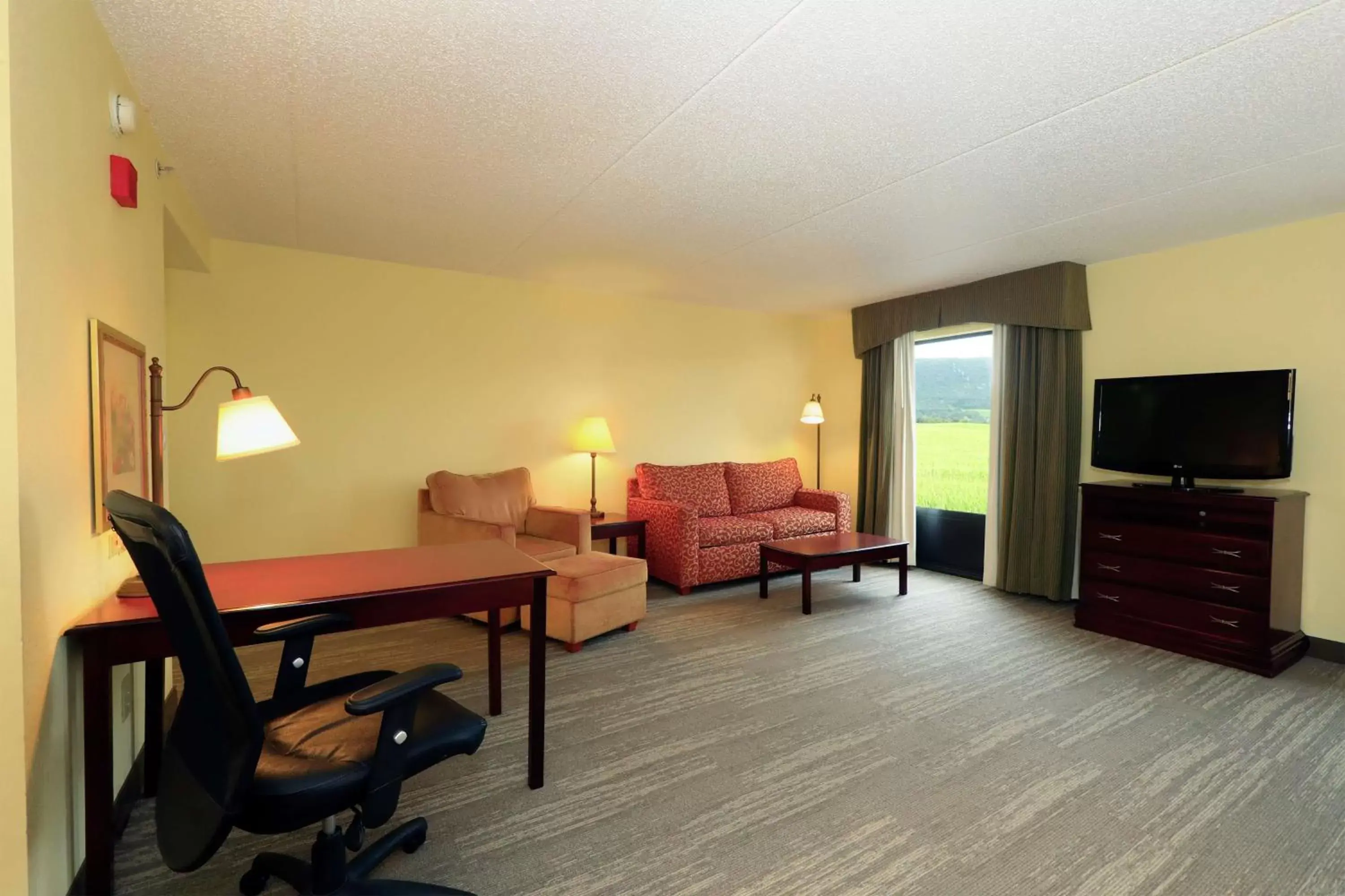 Bedroom, Seating Area in Hampton Inn and Suites of Lamar