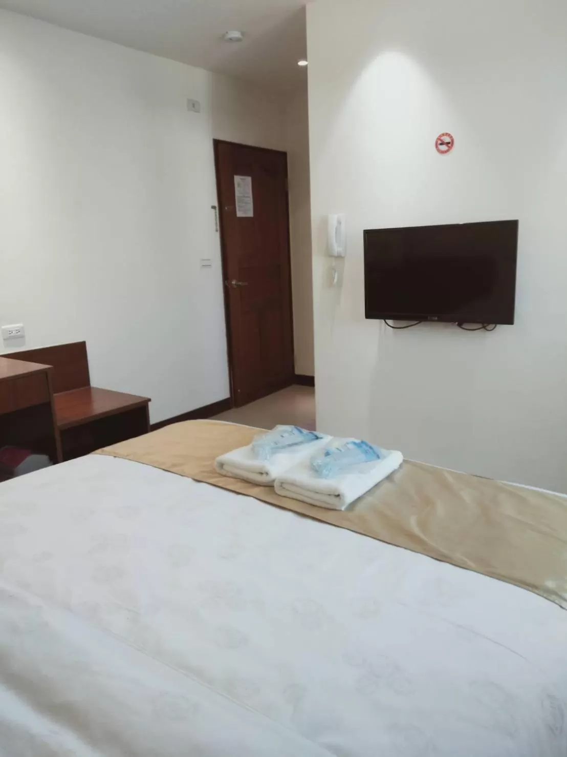 Photo of the whole room, TV/Entertainment Center in Frank B&B