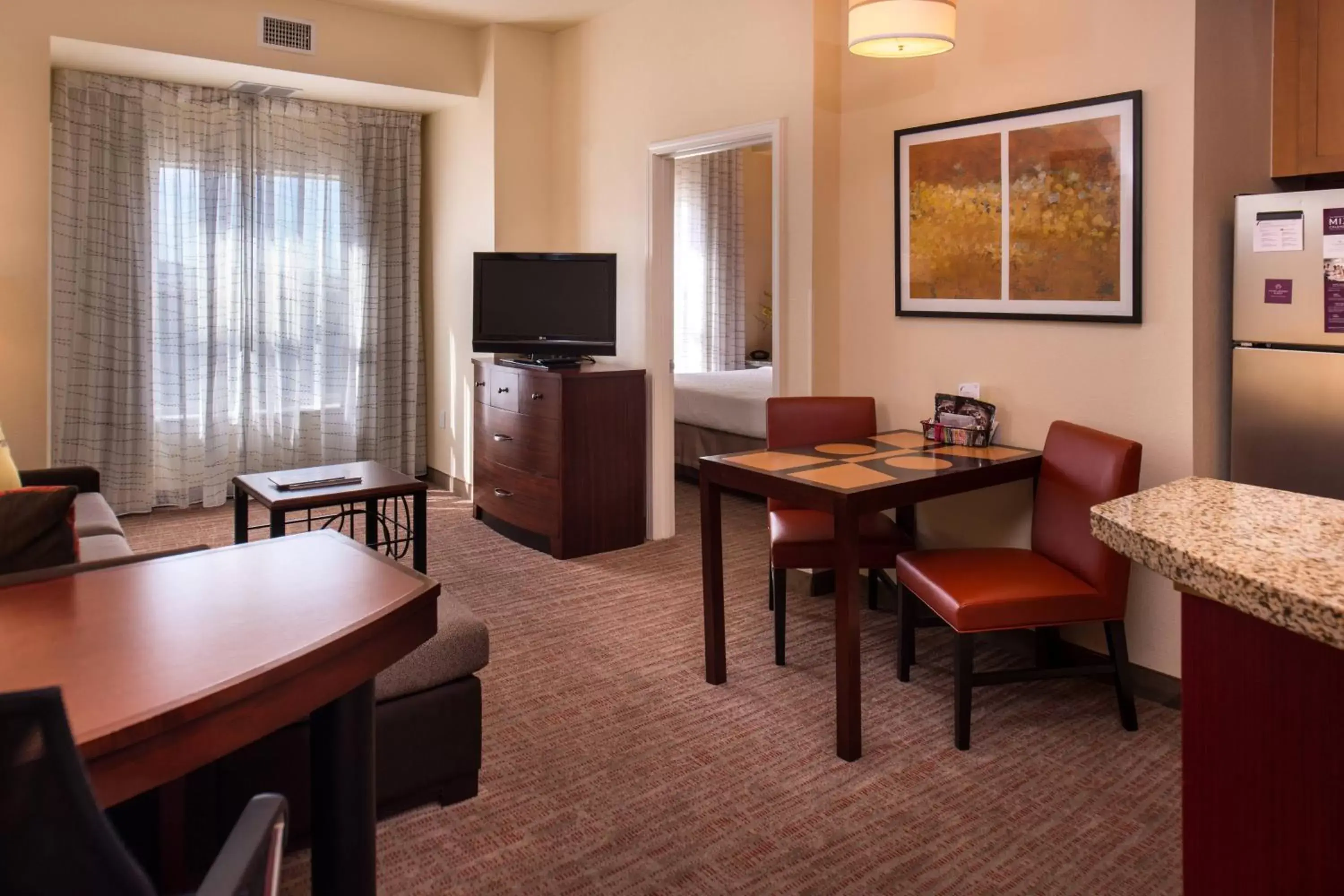 Living room, TV/Entertainment Center in Residence Inn by Marriott Albuquerque Airport