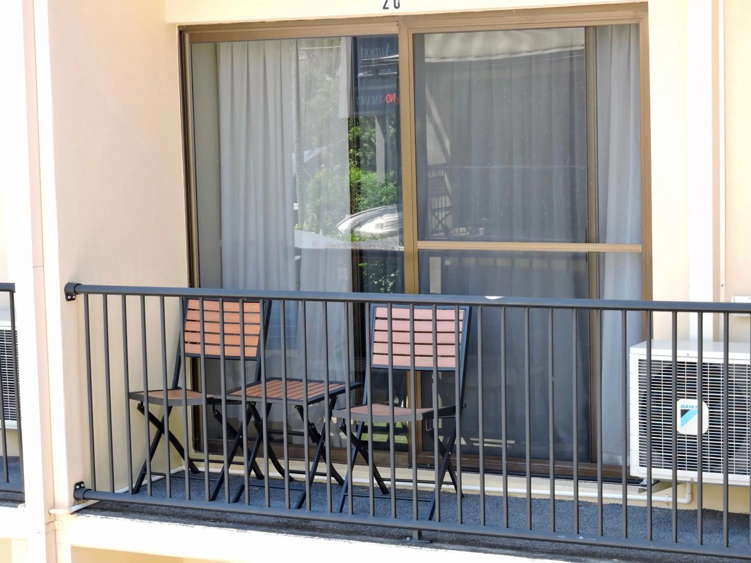 Balcony/Terrace in Best Western Airport 85 Motel