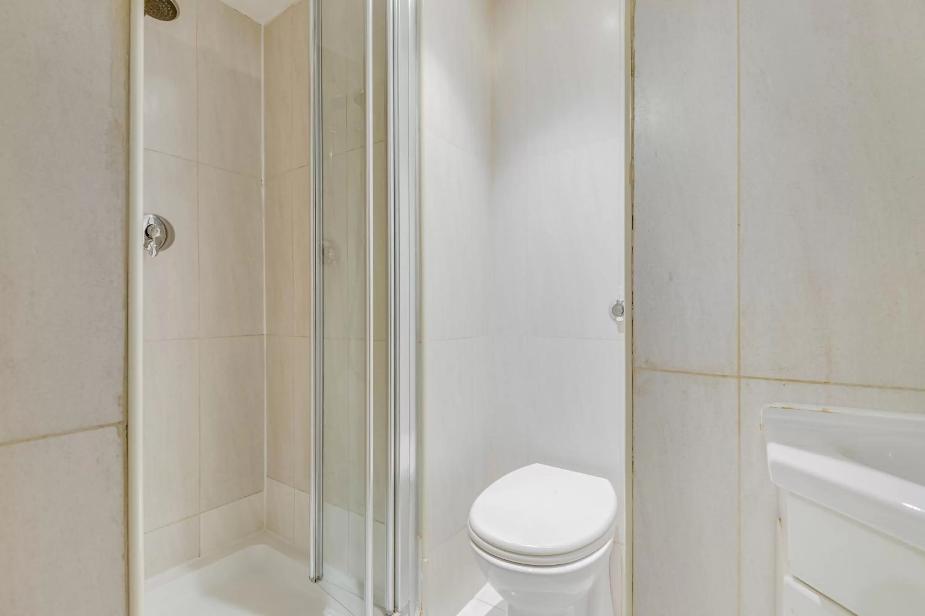 Shower in 1 Lexham Gardens Hotel