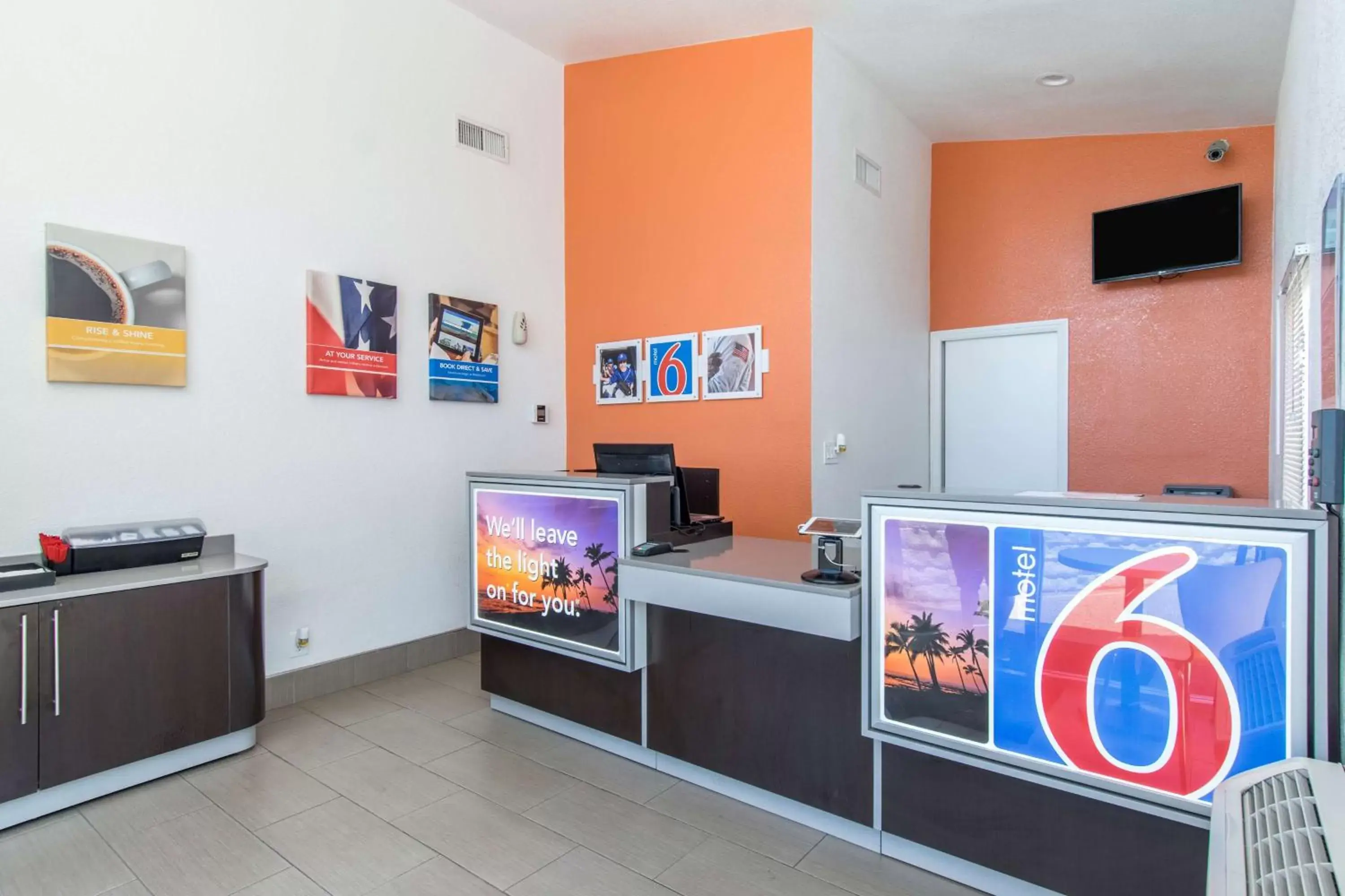 Communal lounge/ TV room, TV/Entertainment Center in Motel 6 Bakersfield, CA - Central