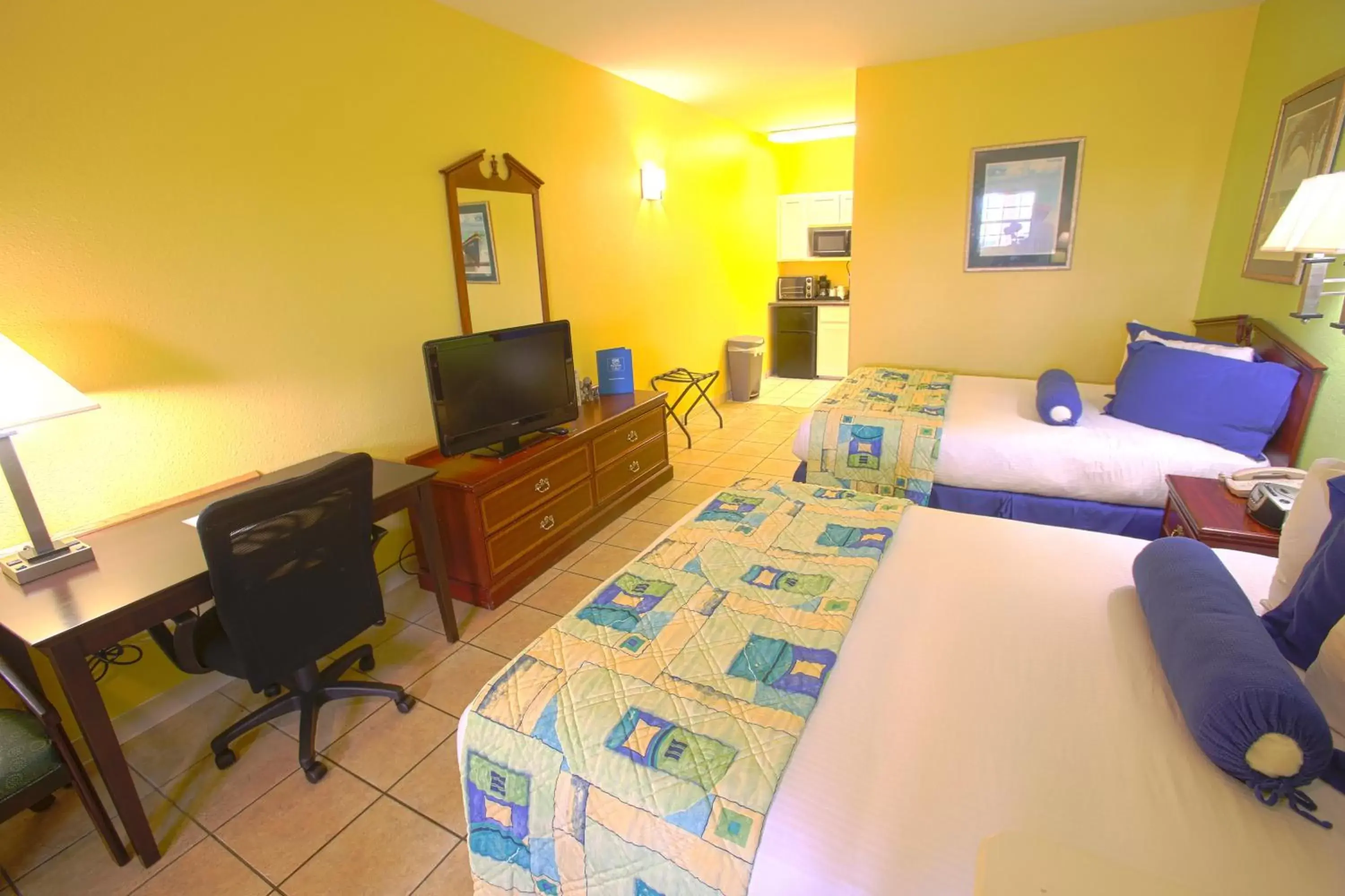 Bedroom, TV/Entertainment Center in Plantation Suites and Conference Center