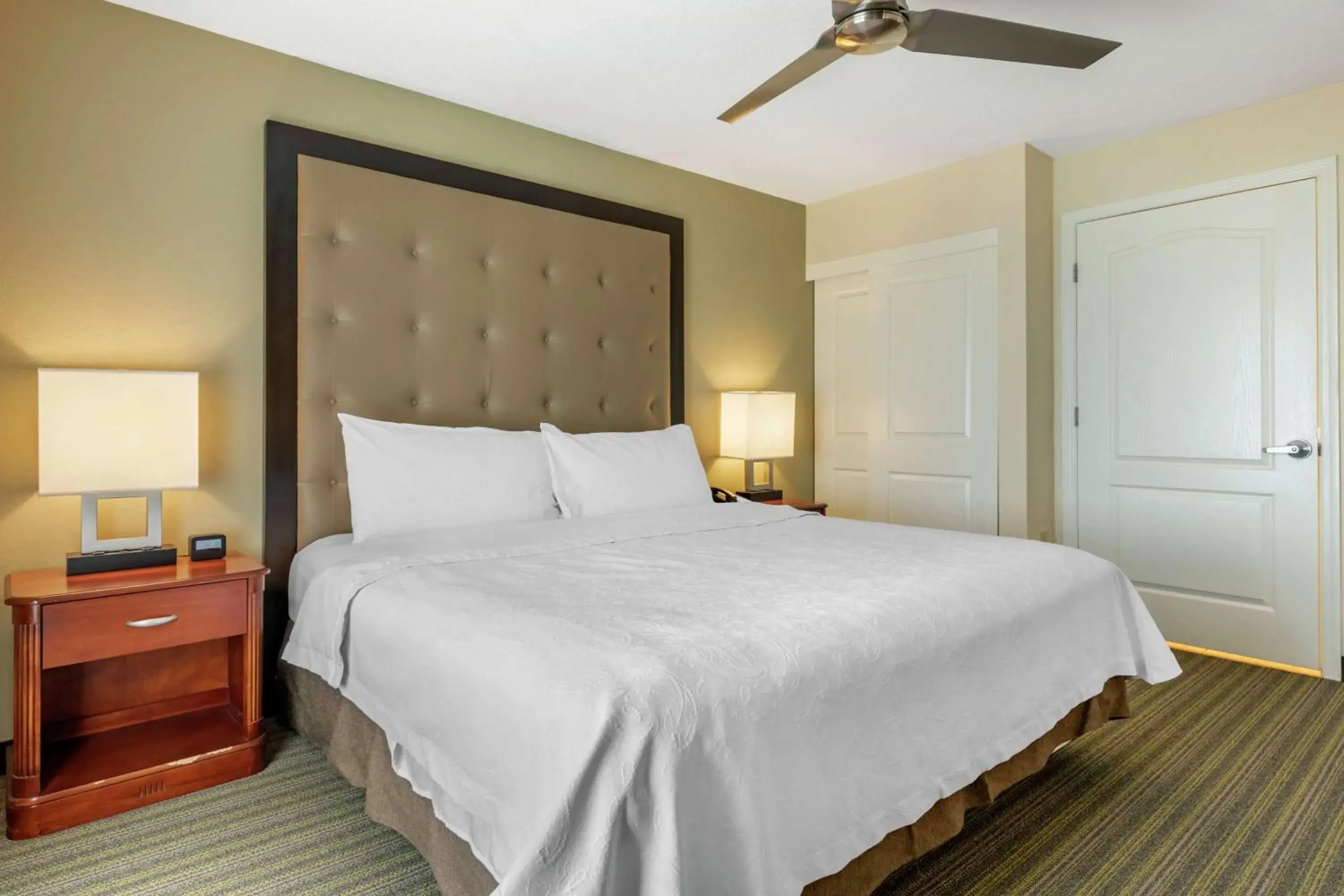 Bed in Homewood Suites by Hilton Daytona Beach Speedway-Airport