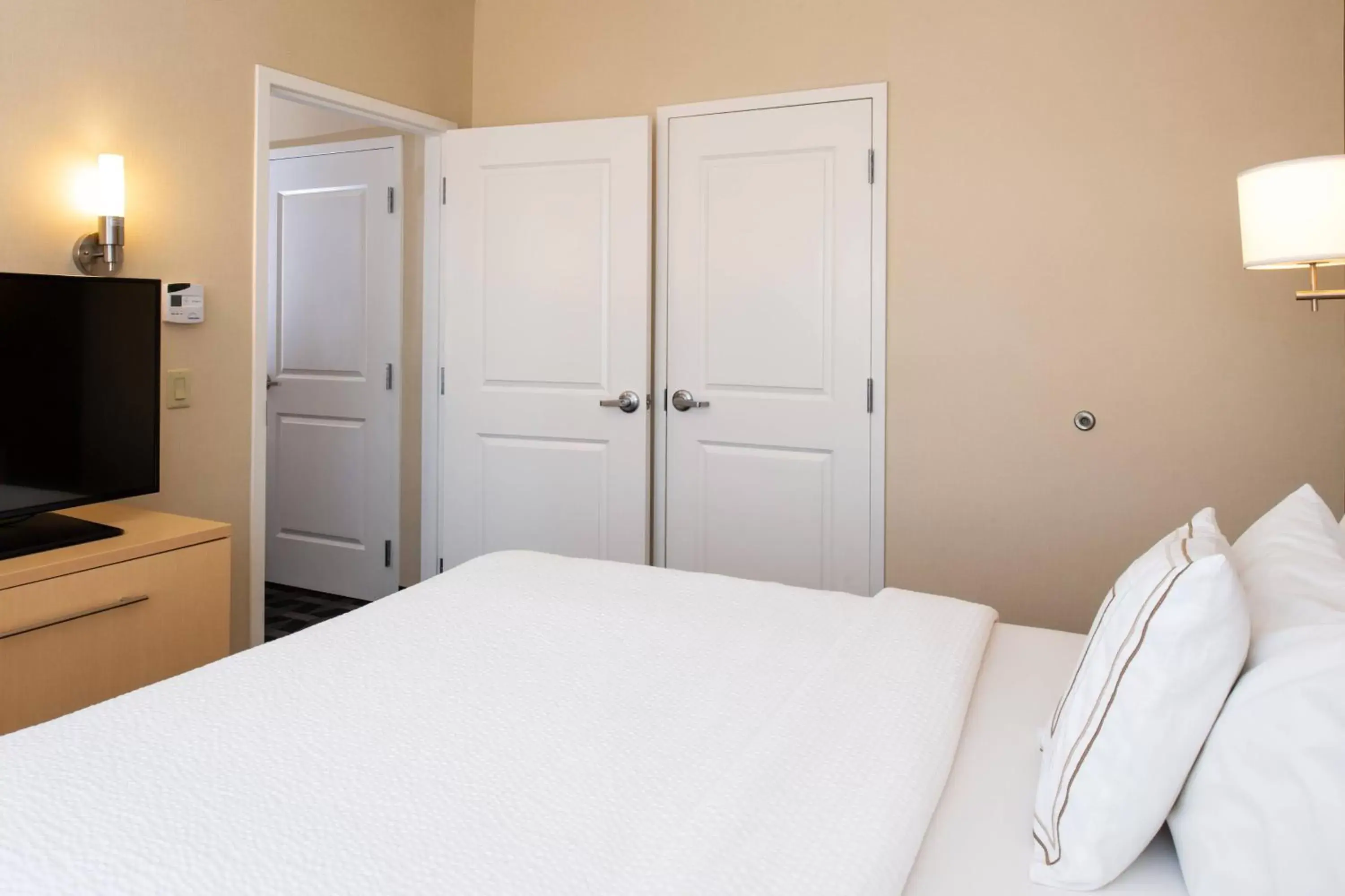 Bedroom, Bed in TownePlace Suites by Marriott Bakersfield West