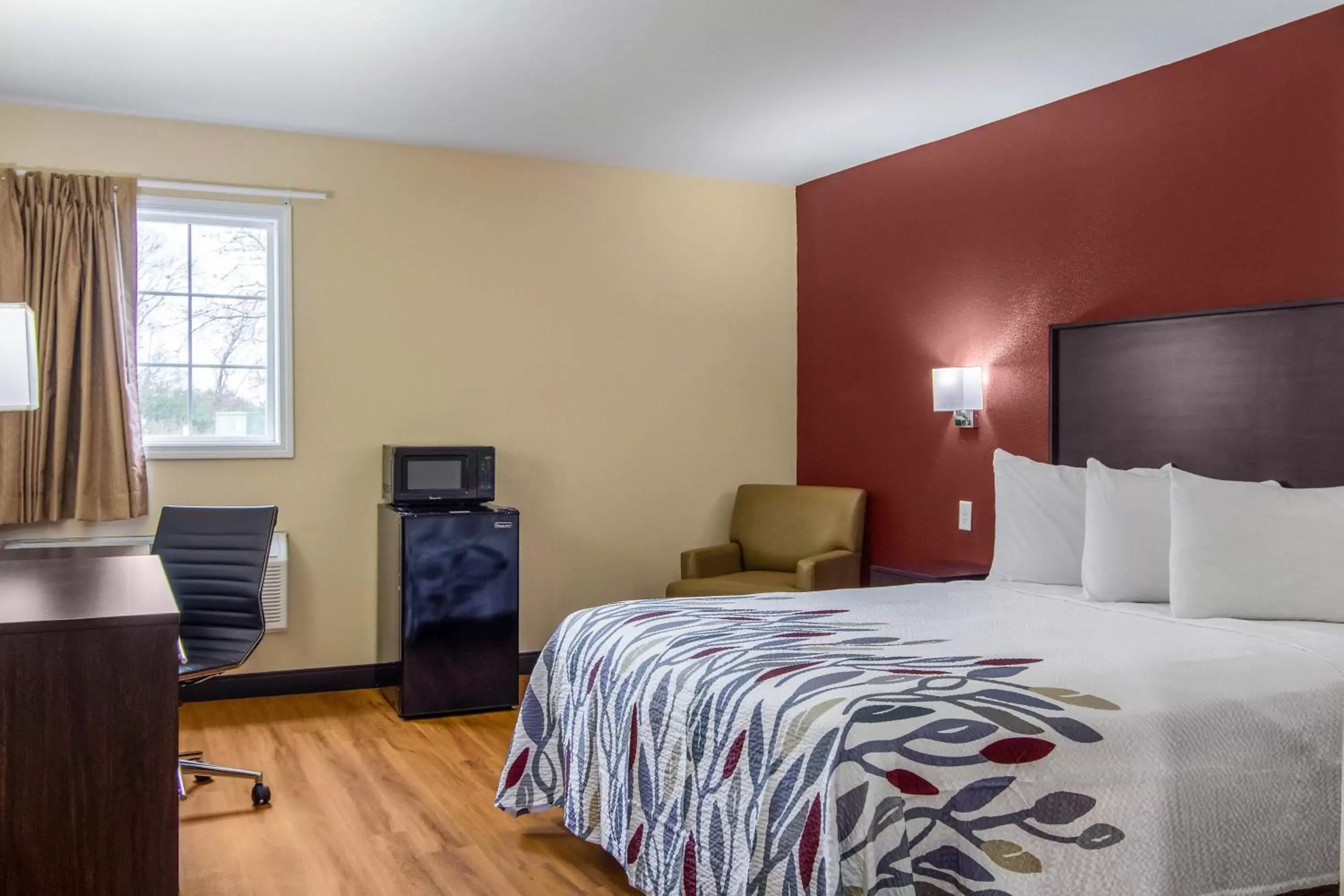 Photo of the whole room, Bed in Red Roof Inn Perrysburg