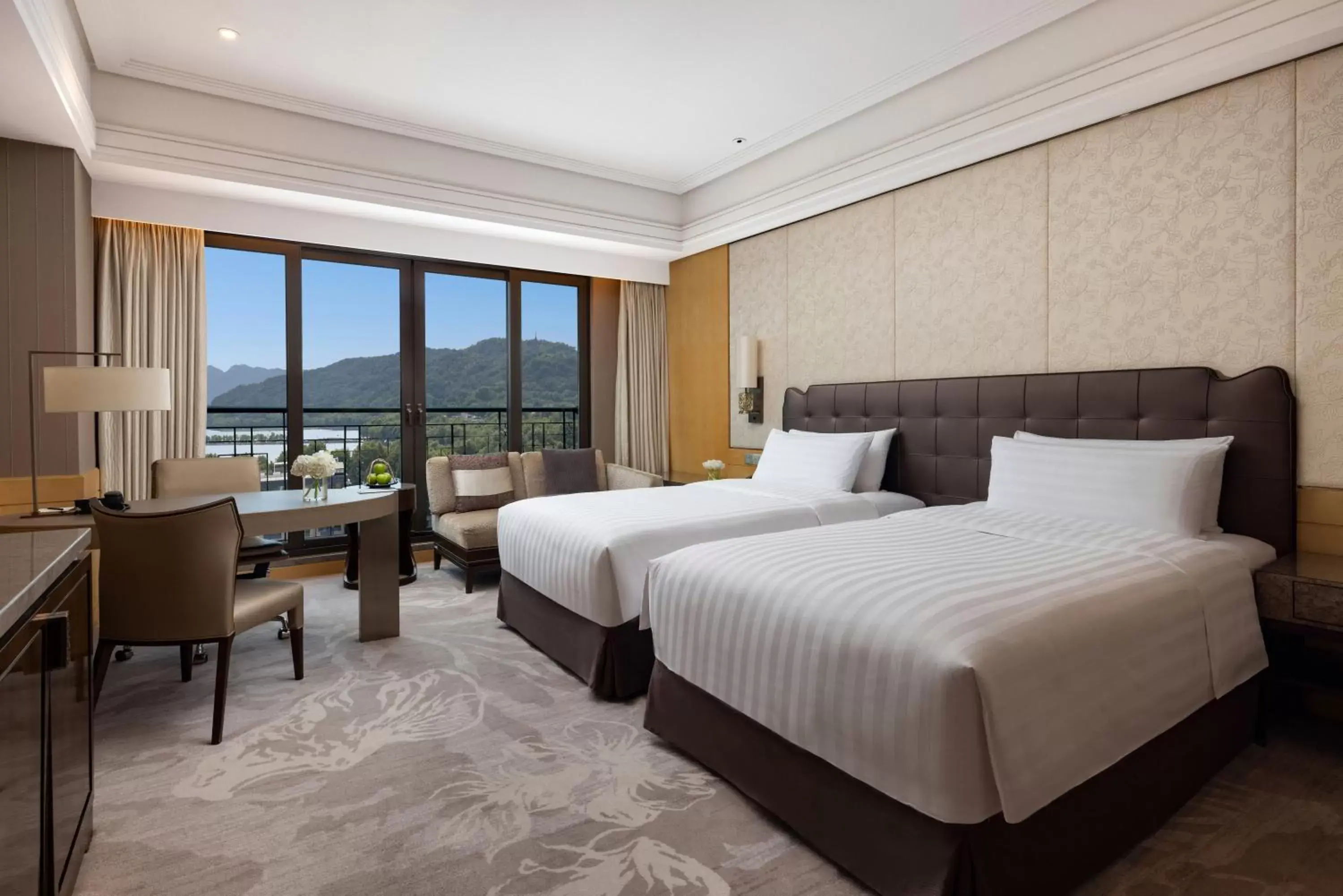 Photo of the whole room, Bed in Midtown Shangri-La, Hangzhou