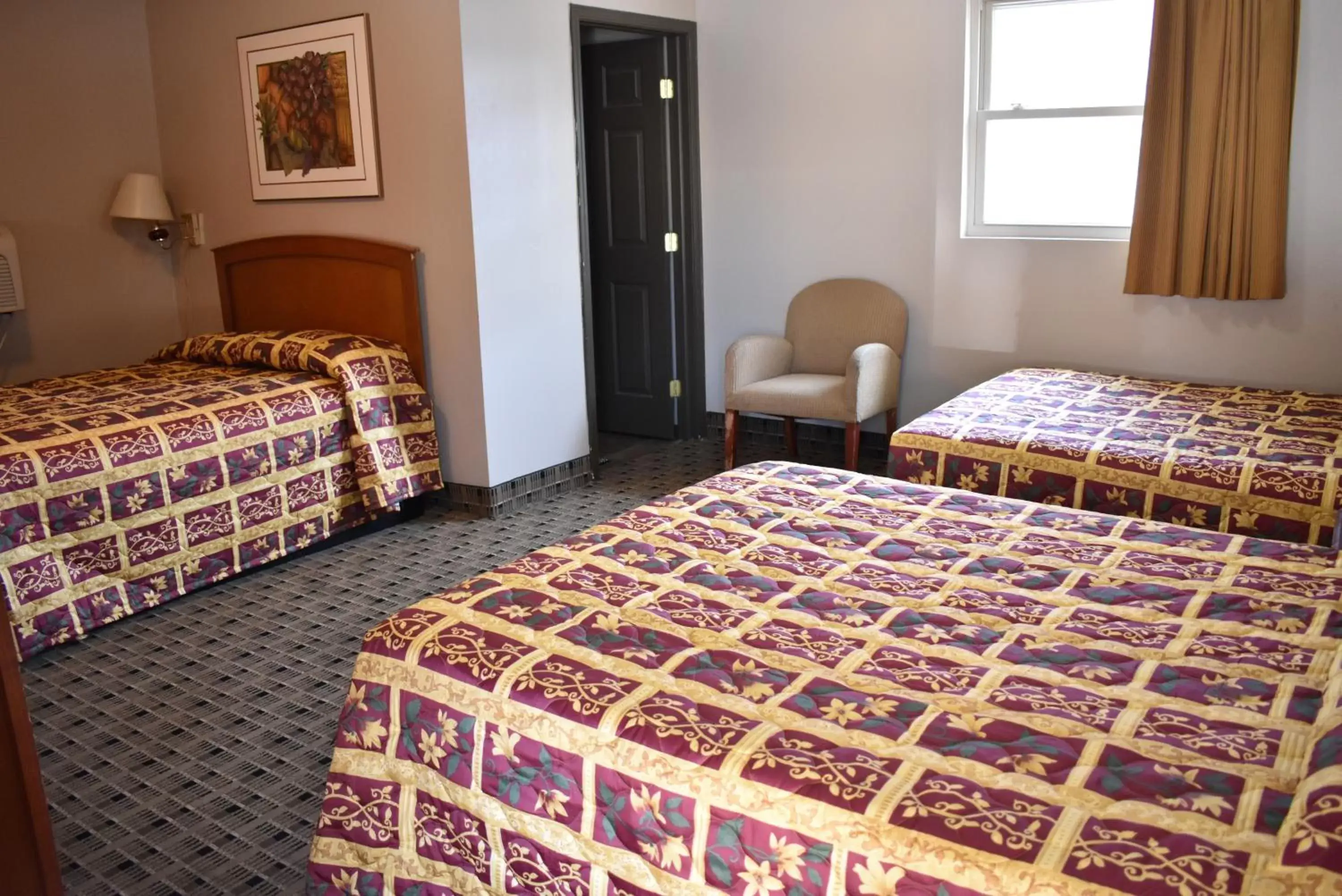 Photo of the whole room, Bed in Economy Inn & Suites