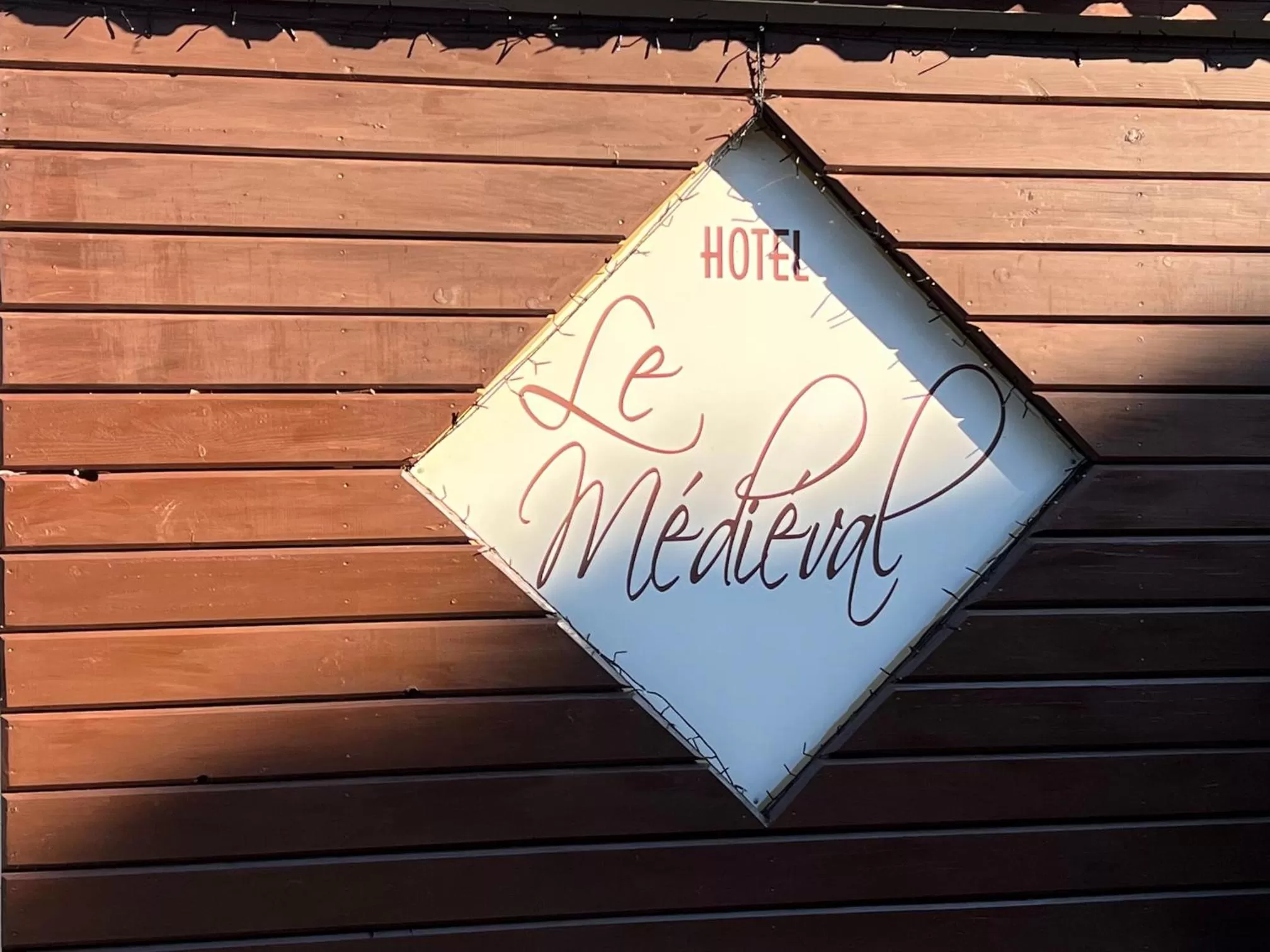 Property building in Hôtel Le Médiéval - Parking inclus & accueil vélo