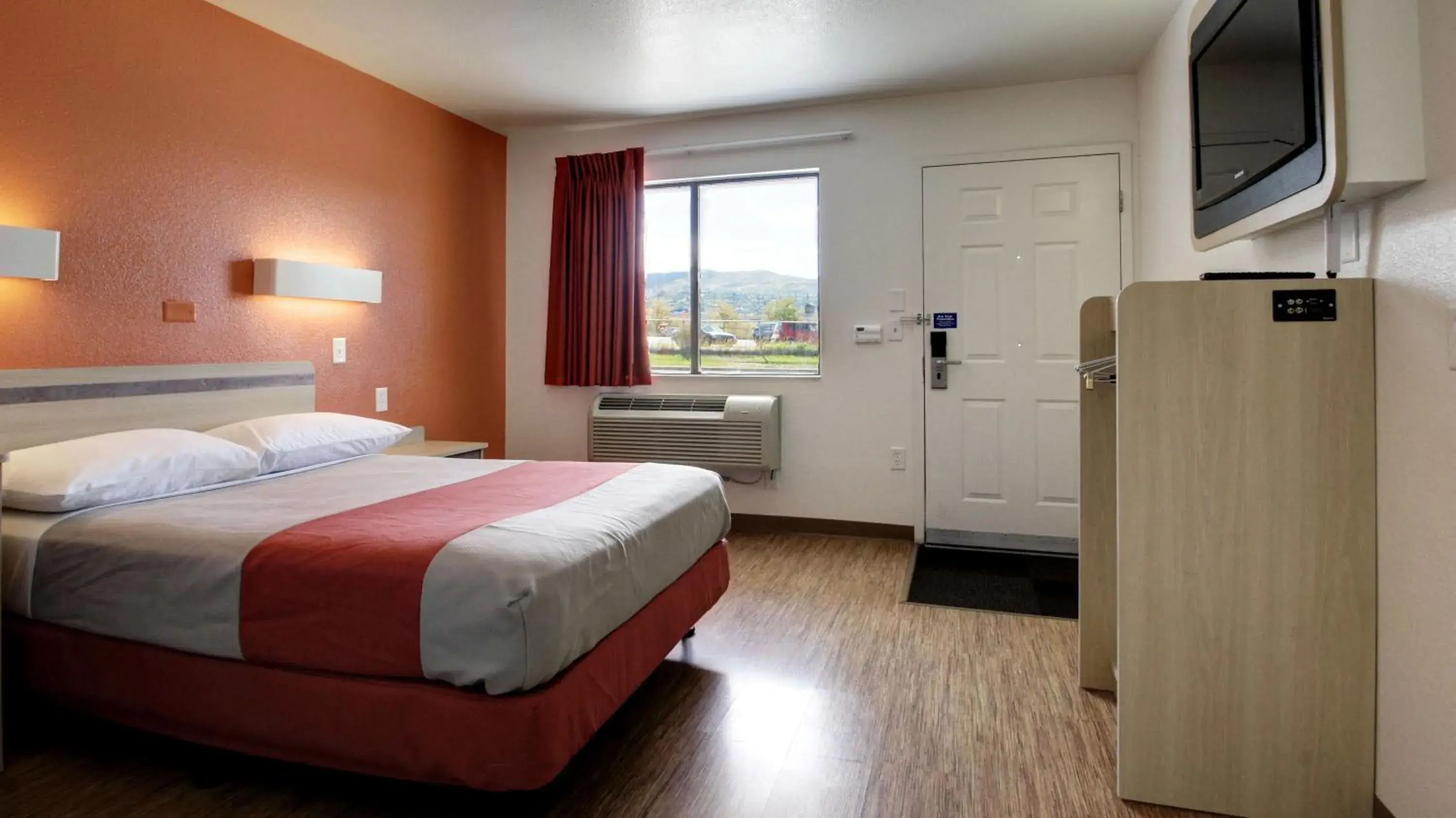 Bedroom, Bed in Motel 6-Woods Cross, UT - Salt Lake City - North