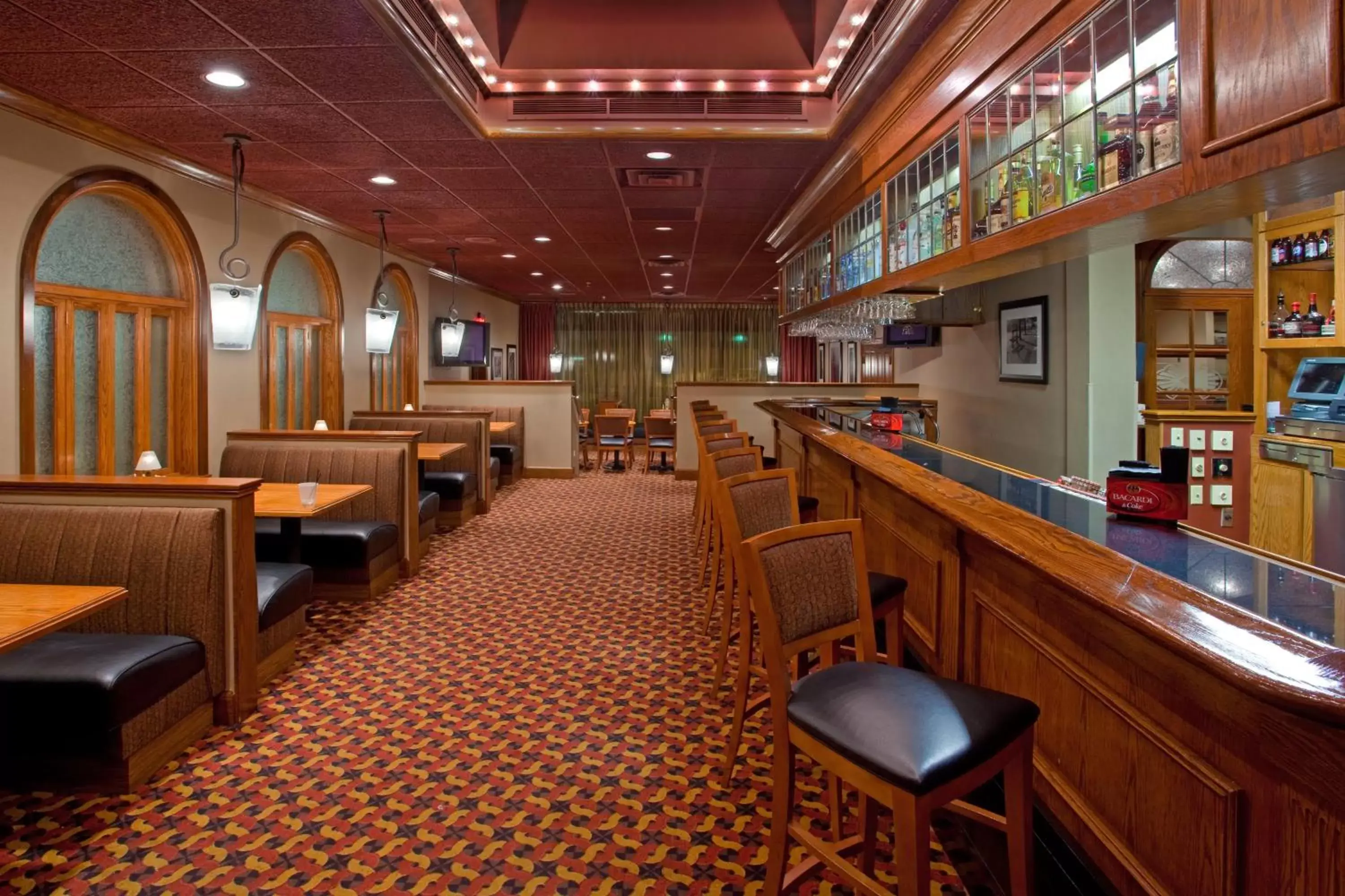 Lounge or bar, Restaurant/Places to Eat in Holiday Inn Youngstown-South - Boardman, an IHG Hotel